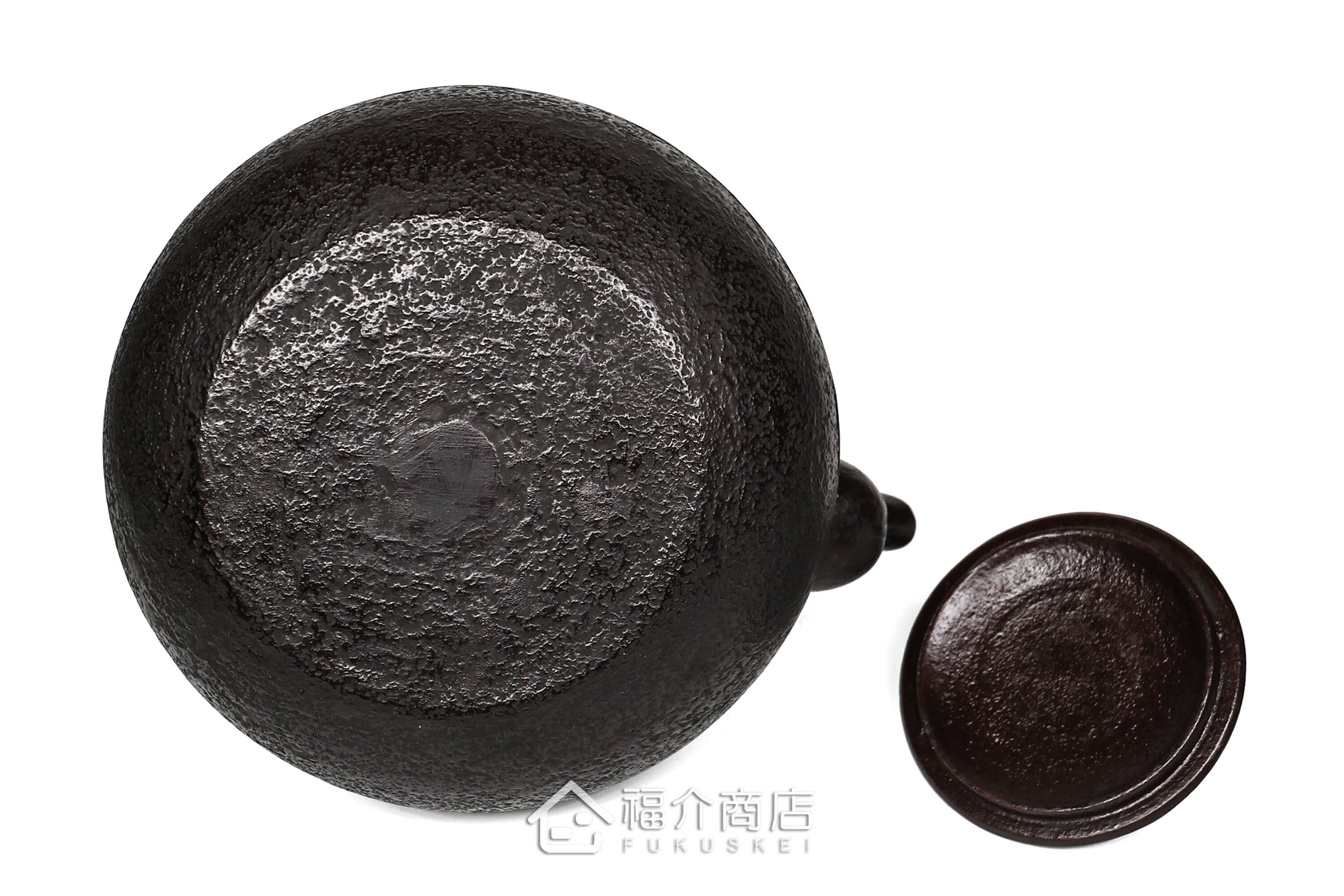 煮水泡茶用的鐵壺，壺身設計成松紋