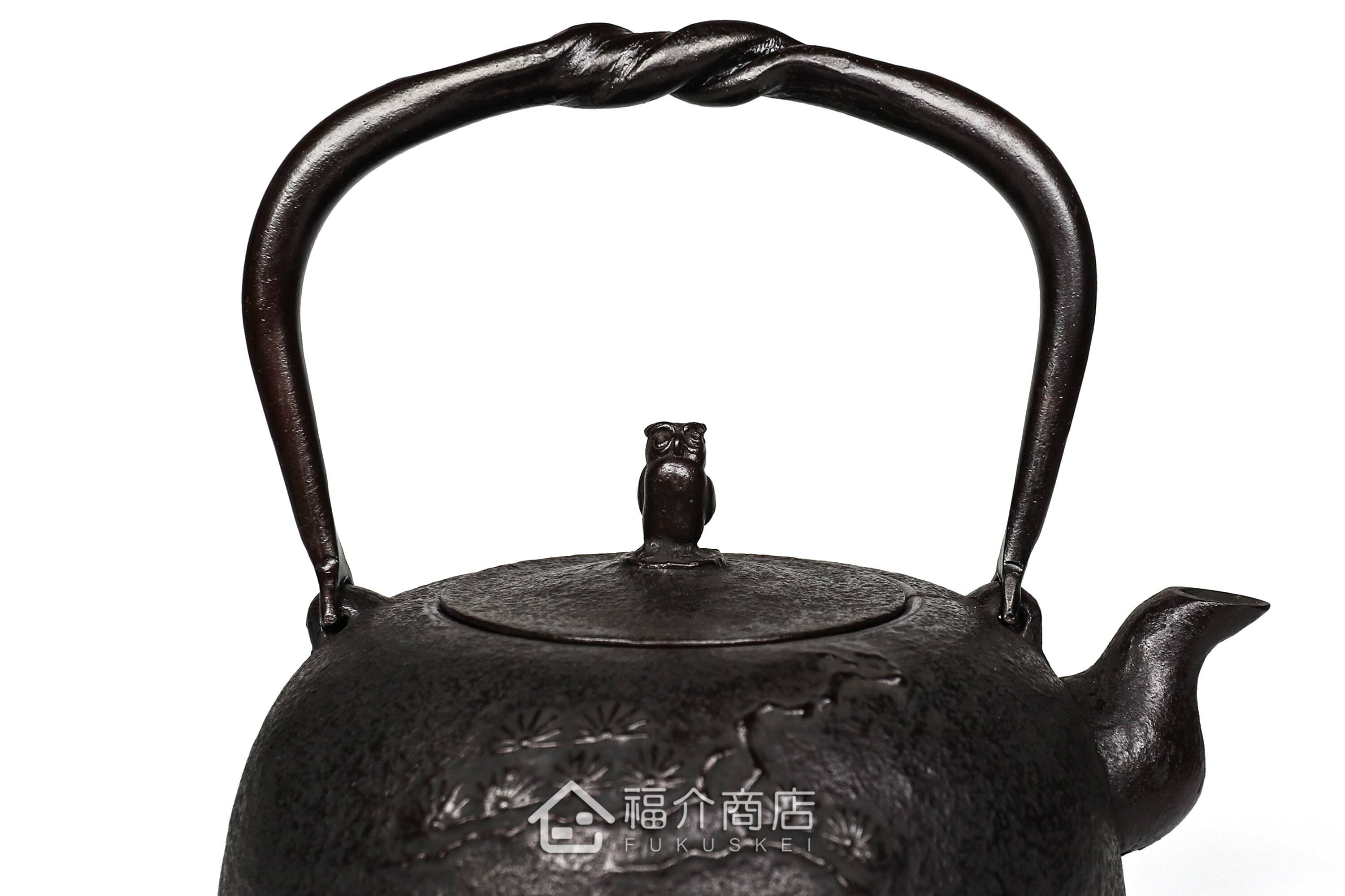 煮水泡茶用的鐵壺，壺身設計成松紋