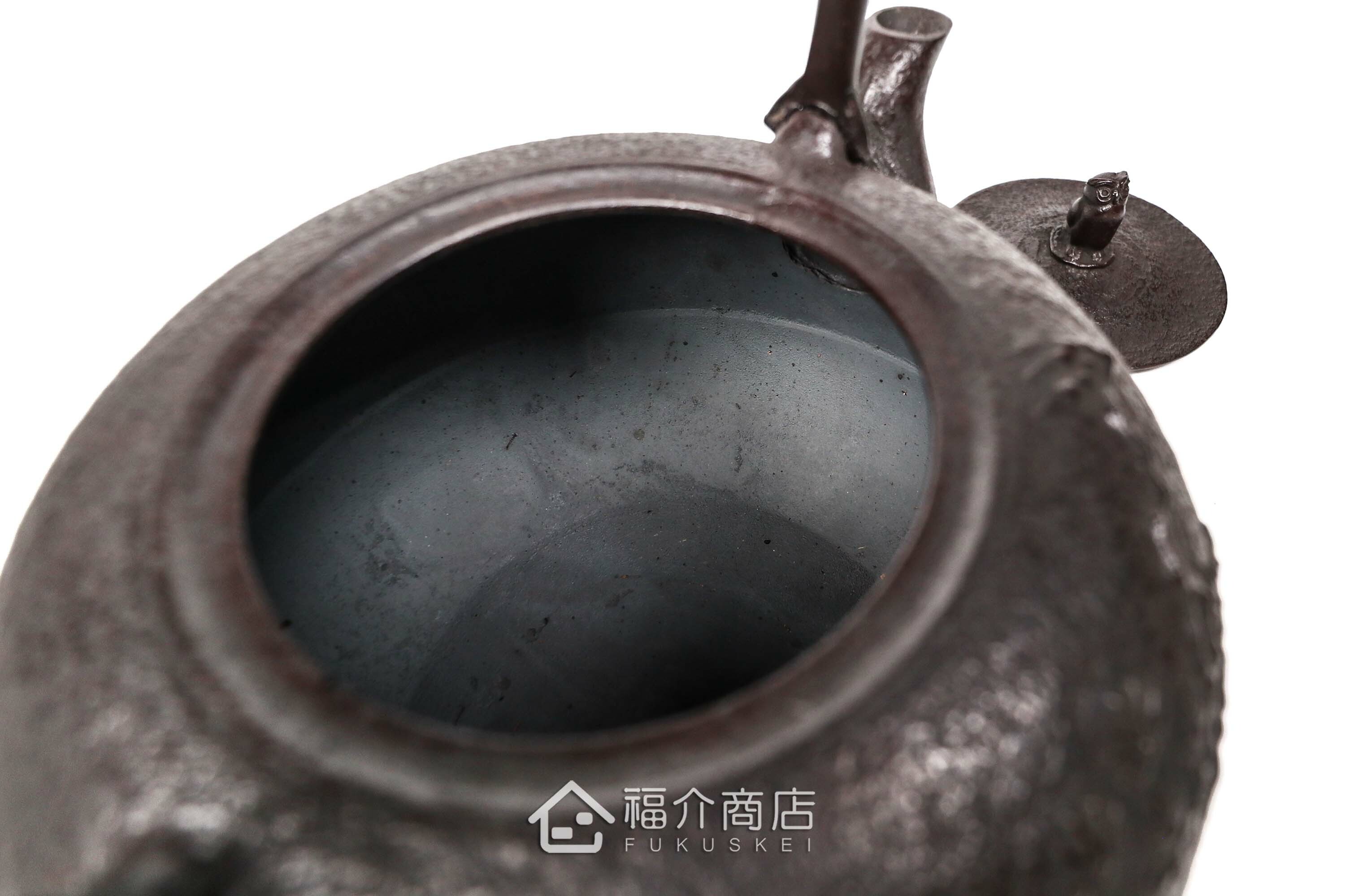 煮水泡茶用的鐵壺，壺身設計成松紋