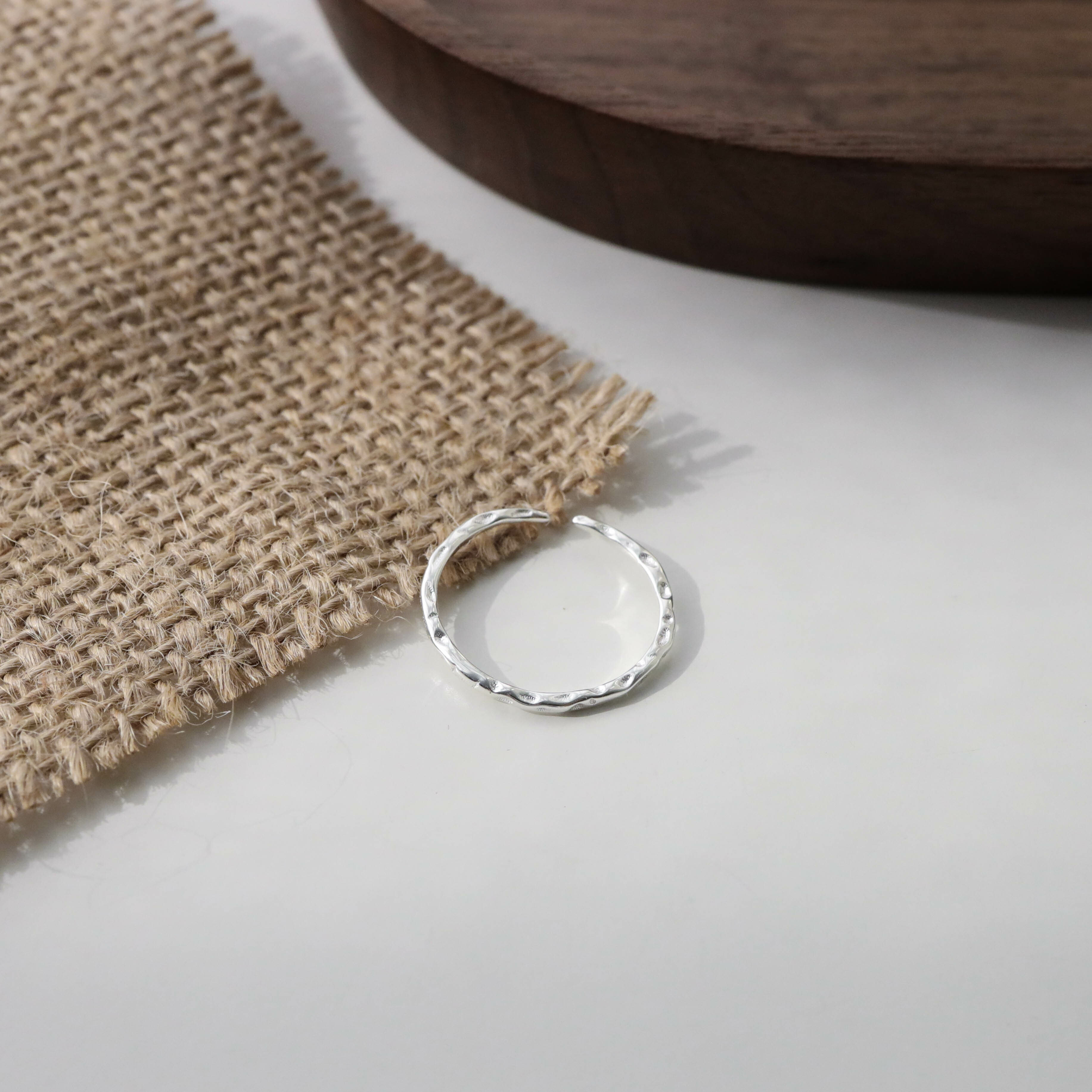 925純銀扁皺褶開口戒