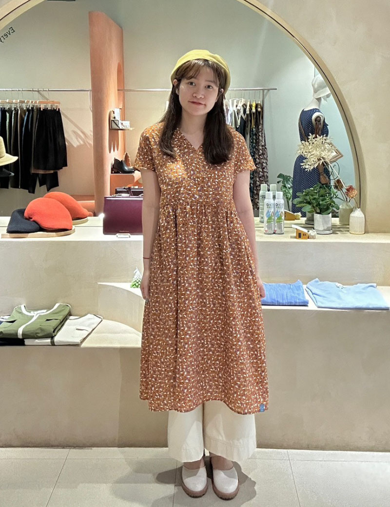 小遠方V領自然洋裝-麻婆豆腐
