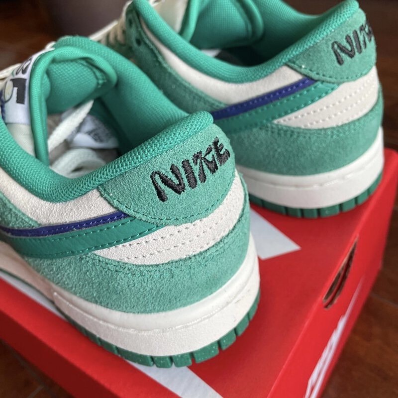 Nike Dunk Low SE "85" Swoosh 帆白綠 雙勾小Sacai 女鞋 DO9457-101