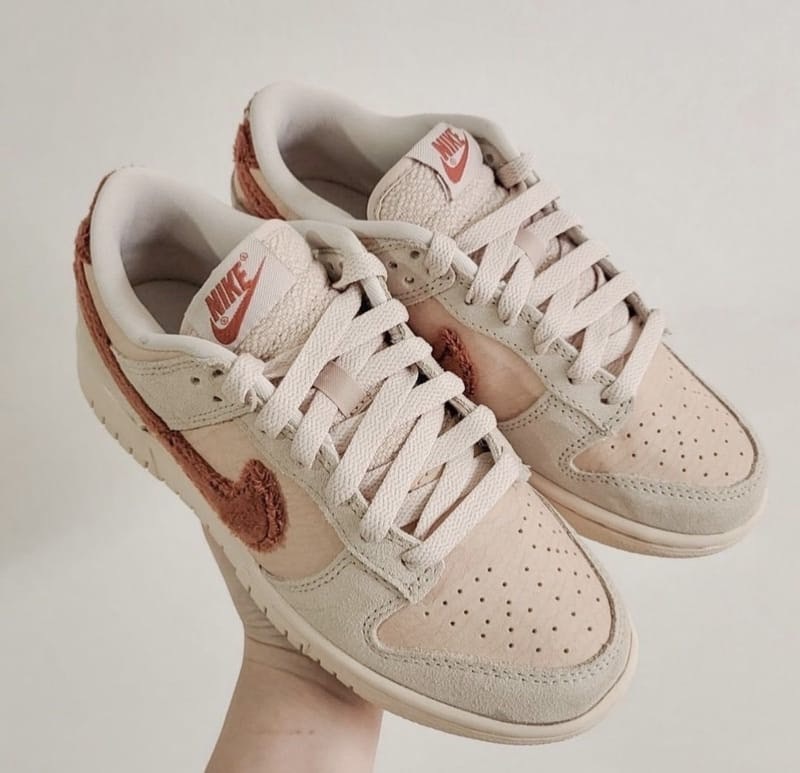 Nike Dunk Low "Terry Swoosh" 米粉色 絨毛 乾燥玫瑰 女鞋 DZ4706-200