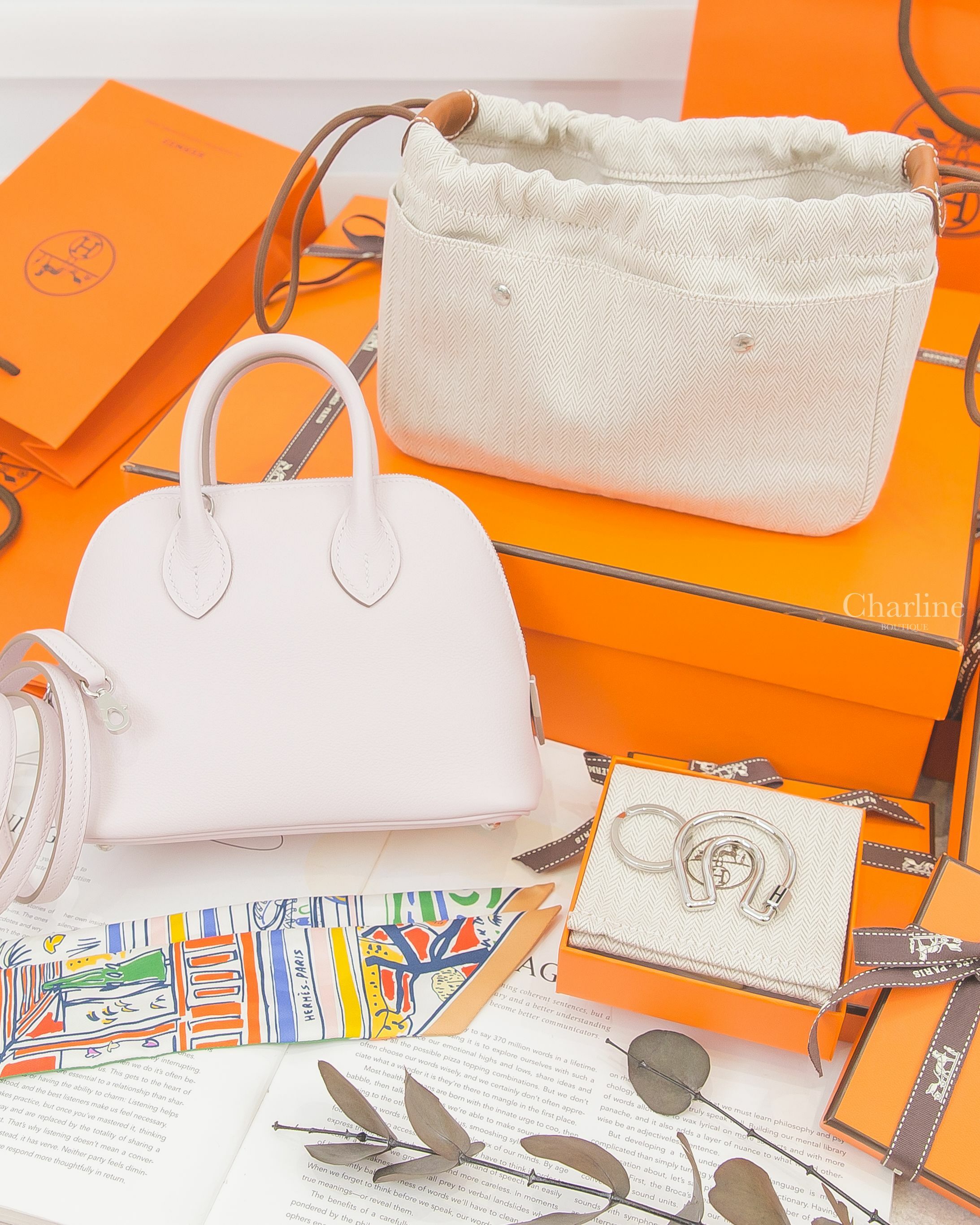 Hermès Bolide Mini B刻淡紫色銀釦迷你手提肩背包,自然色小型帆布拼棕色小牛皮內袋,綠色/藍色/彩色/手繪塗鴉絲巾,銀色簍空馬蹄黑色H字樣不銹鋼鑰匙圈-Charline Boutique 精品代購