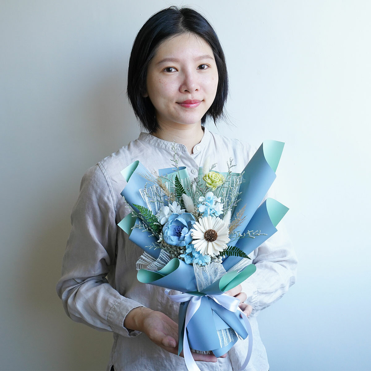 向日葵畢業花束溫光藍,向日葵畢業花束,台北畢業花束推薦,溫光藍,藍色系向日葵花束推薦,畢業花束推薦,向日葵花束推薦,喜歡生活乾燥花店