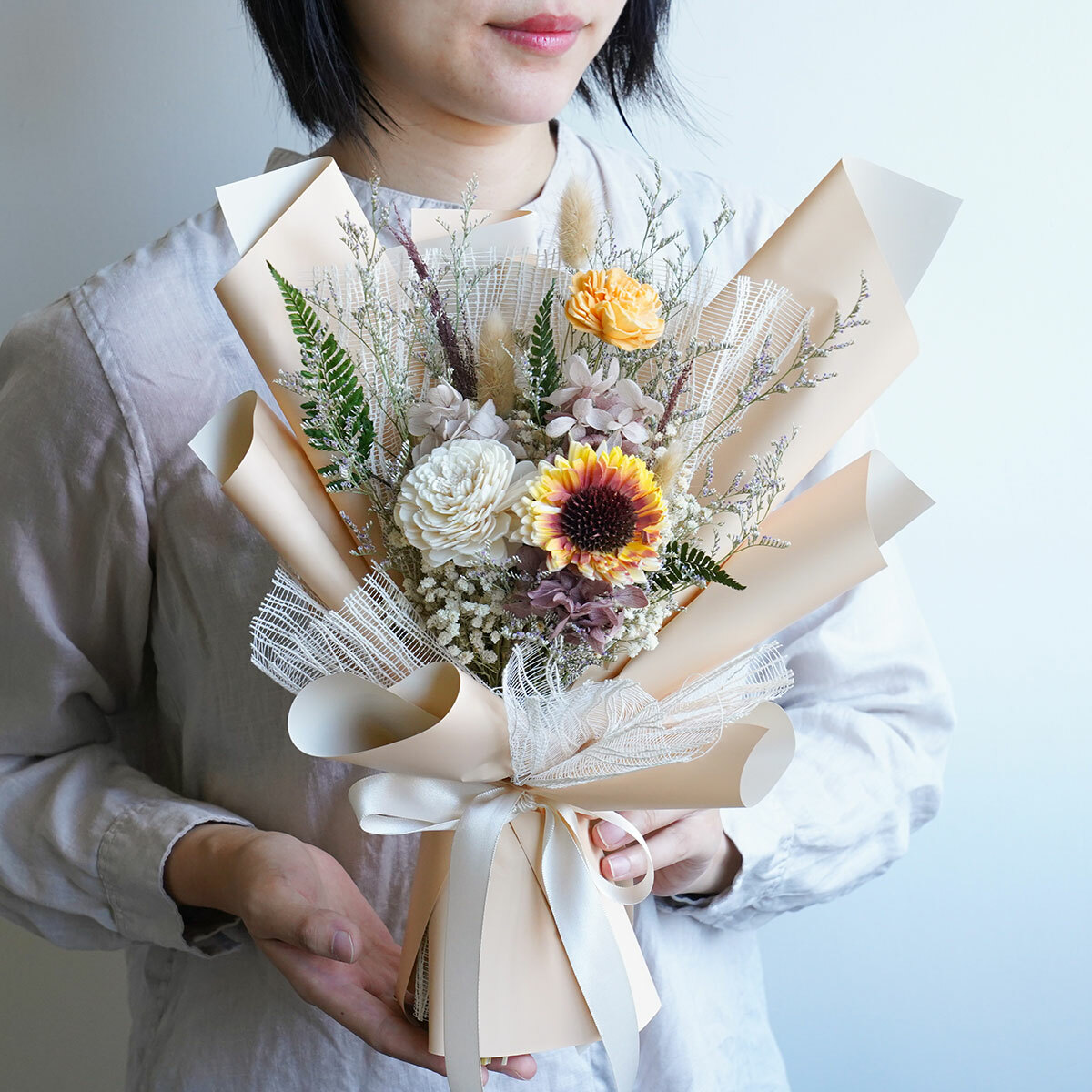 向日葵畢業花束奶茶色,向日葵畢業花束,台北畢業花束推薦,溫光藍,奶茶色向日葵花束推薦,畢業花束推薦,向日葵花束推薦,喜歡生活乾燥花店