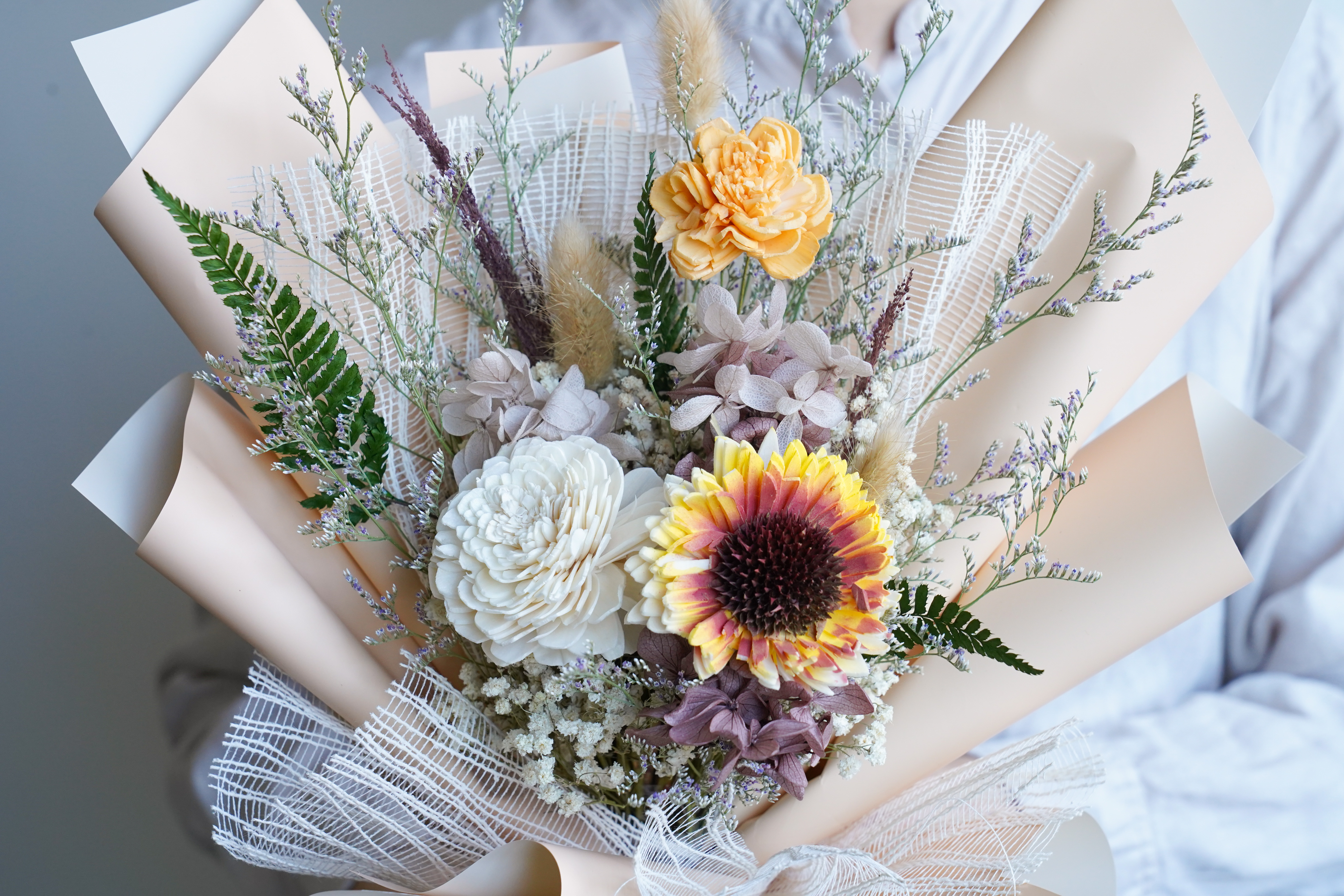 向日葵畢業花束奶茶色,向日葵畢業花束,台北畢業花束推薦,溫光藍,奶茶色向日葵花束推薦,畢業花束推薦,向日葵花束推薦,喜歡生活乾燥花店,向日葵花束特寫