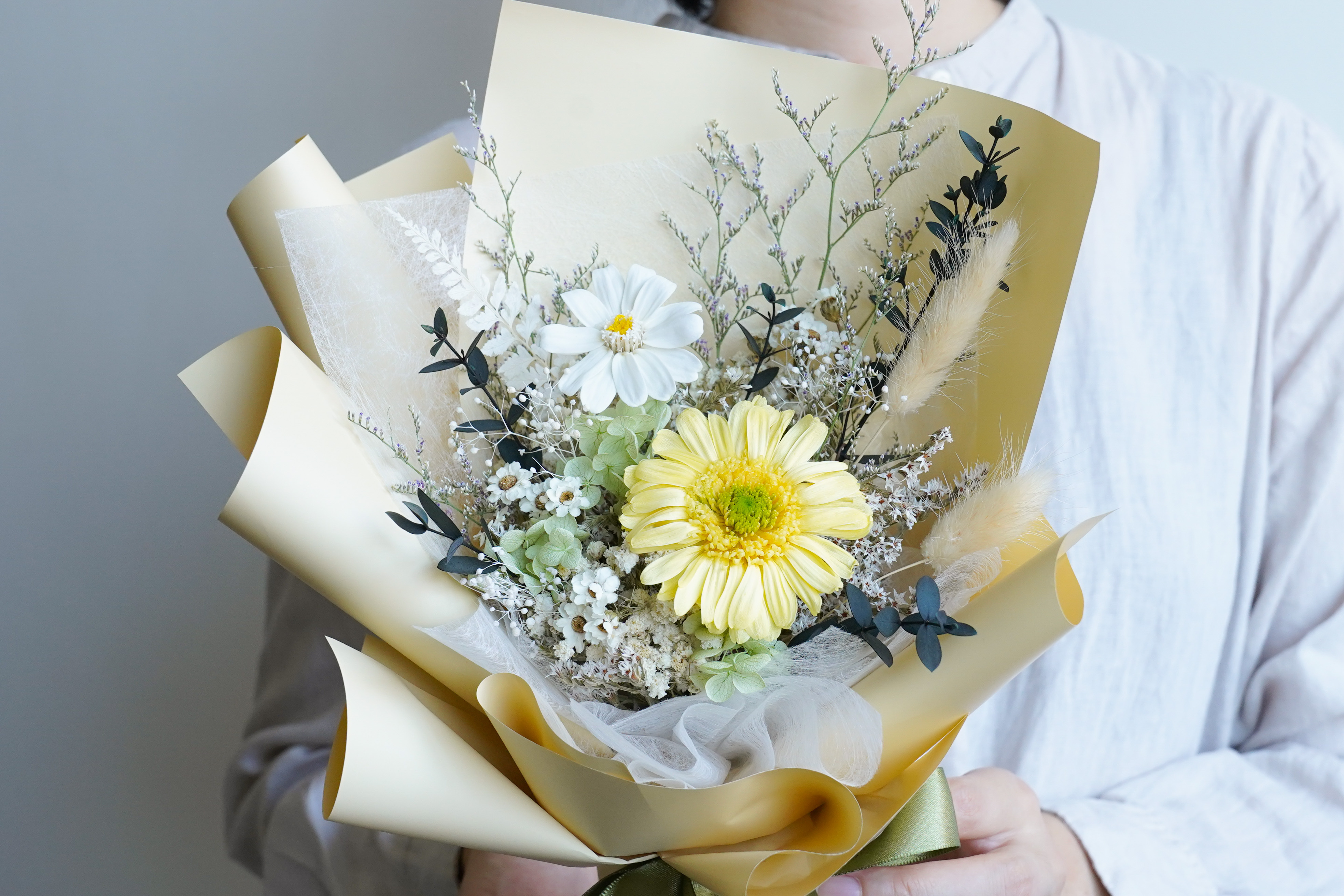 向日葵畢業花束溫光黃,向日葵畢業花束,台北畢業花束推薦,溫光黃,黃玫瑰向日葵花束推薦,畢業花束推薦,父親節花束推薦特寫