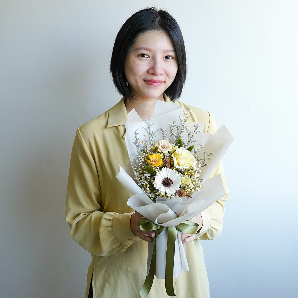 向日葵畢業花束抹茶綠,向日葵畢業花束,台北畢業花束推薦,黃玫瑰向日葵花束推薦,畢業花束推薦,父親節花束推薦,永生花束台北