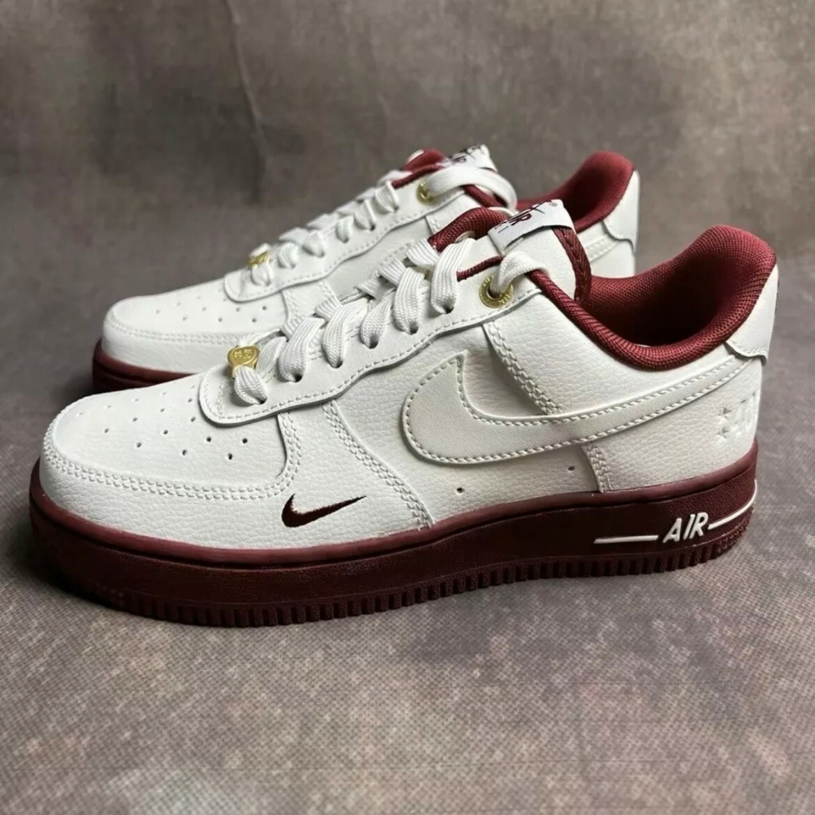 Nike Air Force 1 SE '07 40週年 米白酒紅 荔枝皮 金扣 女鞋 DQ7582-100