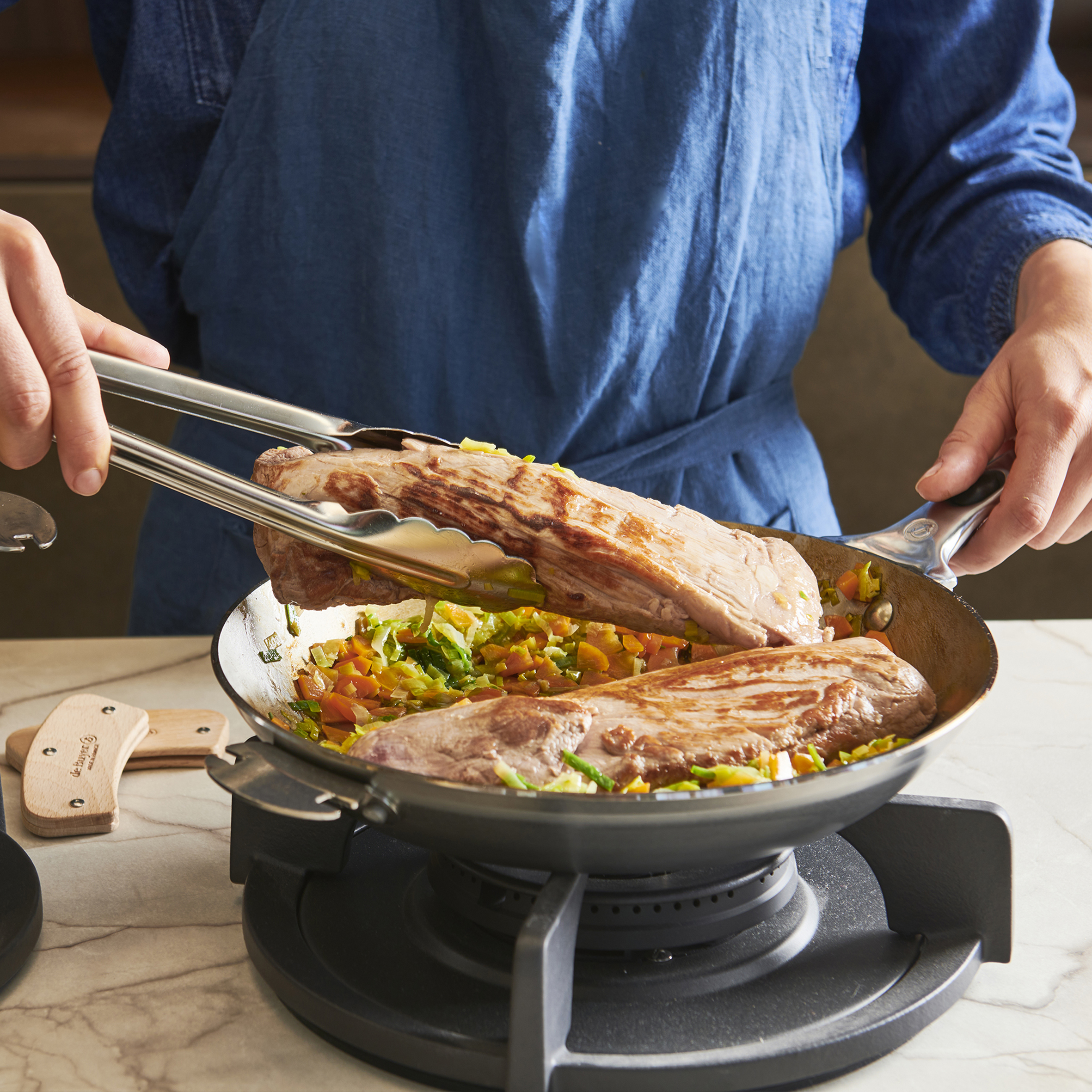 LOQY Mineral B 活動柄系列 l 原礦蜂蠟平底鐵鍋28cm  (需另選購握柄)