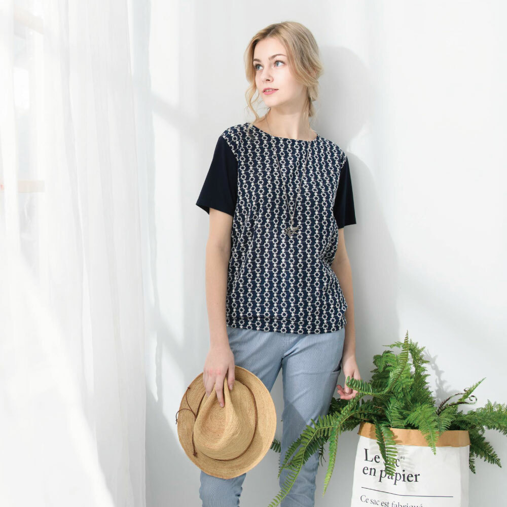 PIPPY 彈性刺繡剪接棉質圓領短袖上衣 丈青