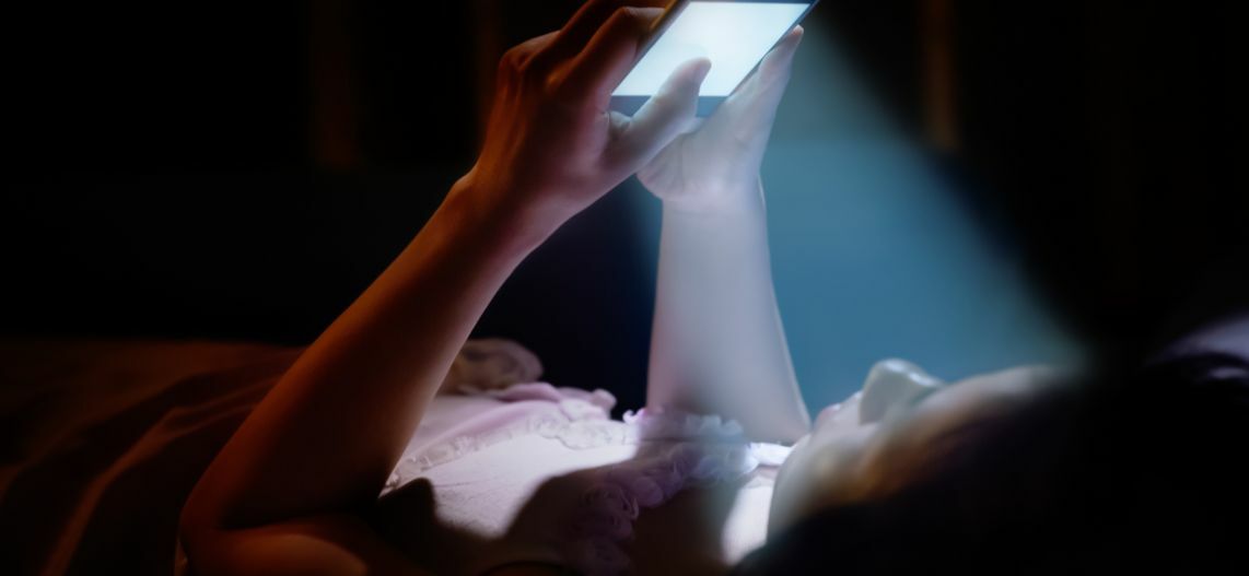睡前用手機，接觸藍光導致睡不好