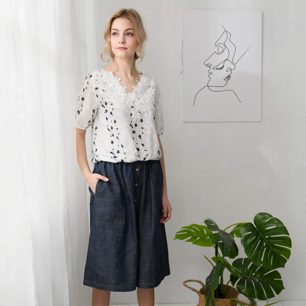 PIPPY V領蕾絲花朵刺繡純棉上衣 白