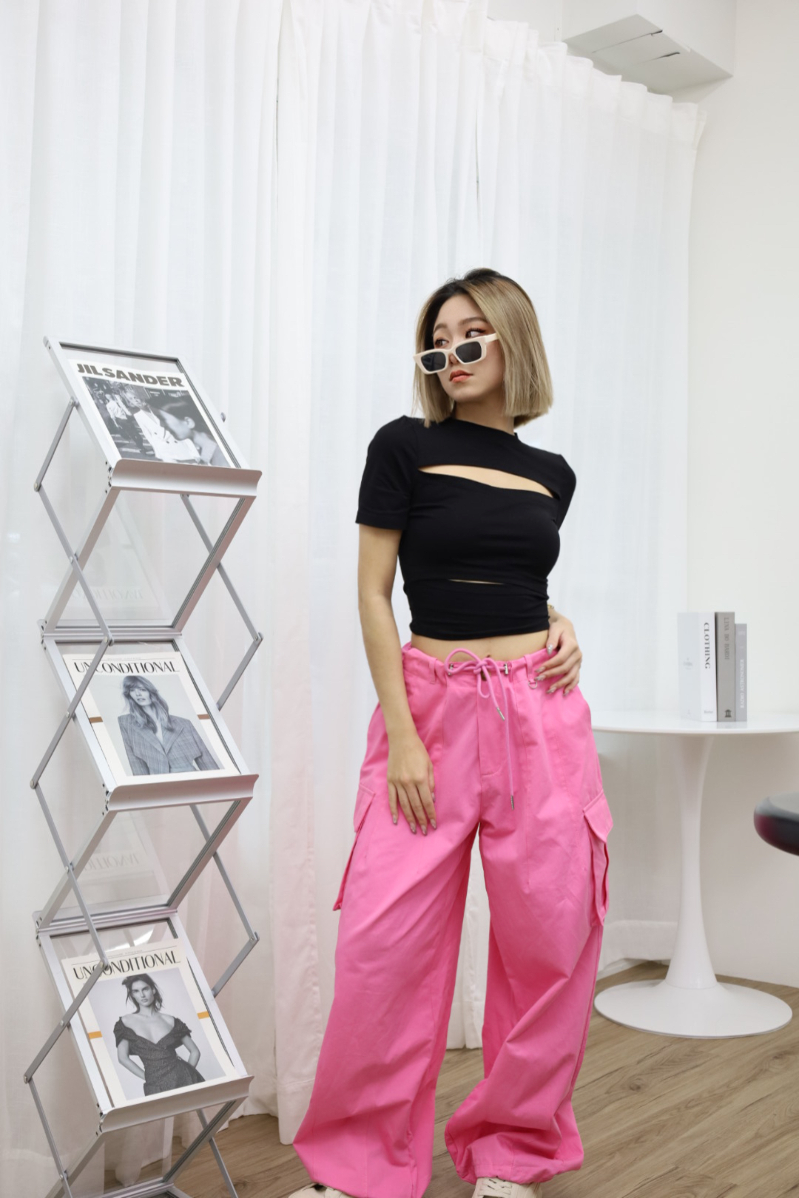 挖洞造型圓領上衣