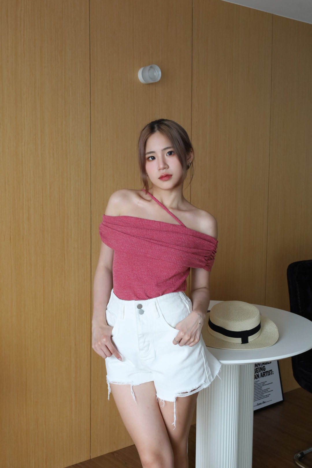 側抓皺一字領斜線上衣