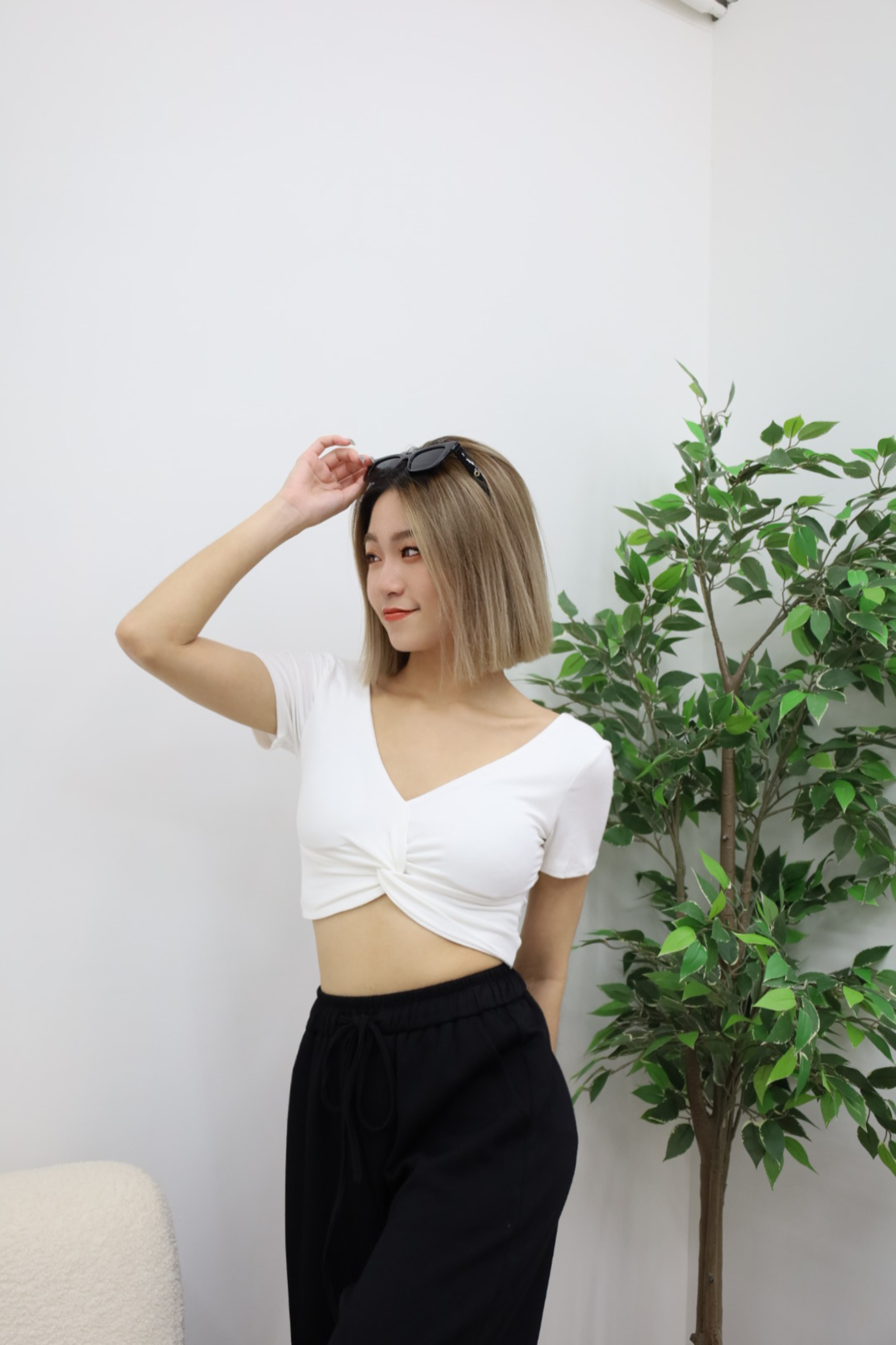 Ｖ領扭結罩杯短版上衣