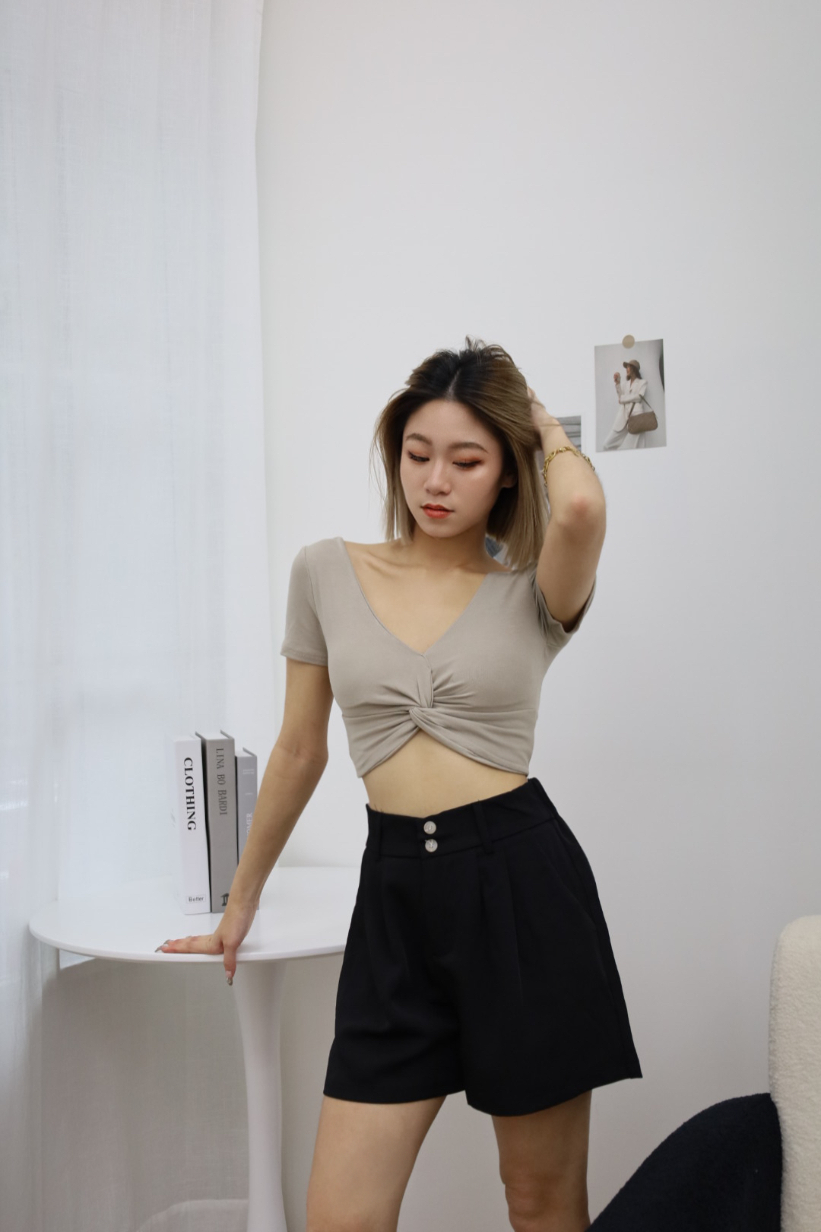 Ｖ領扭結罩杯短版上衣