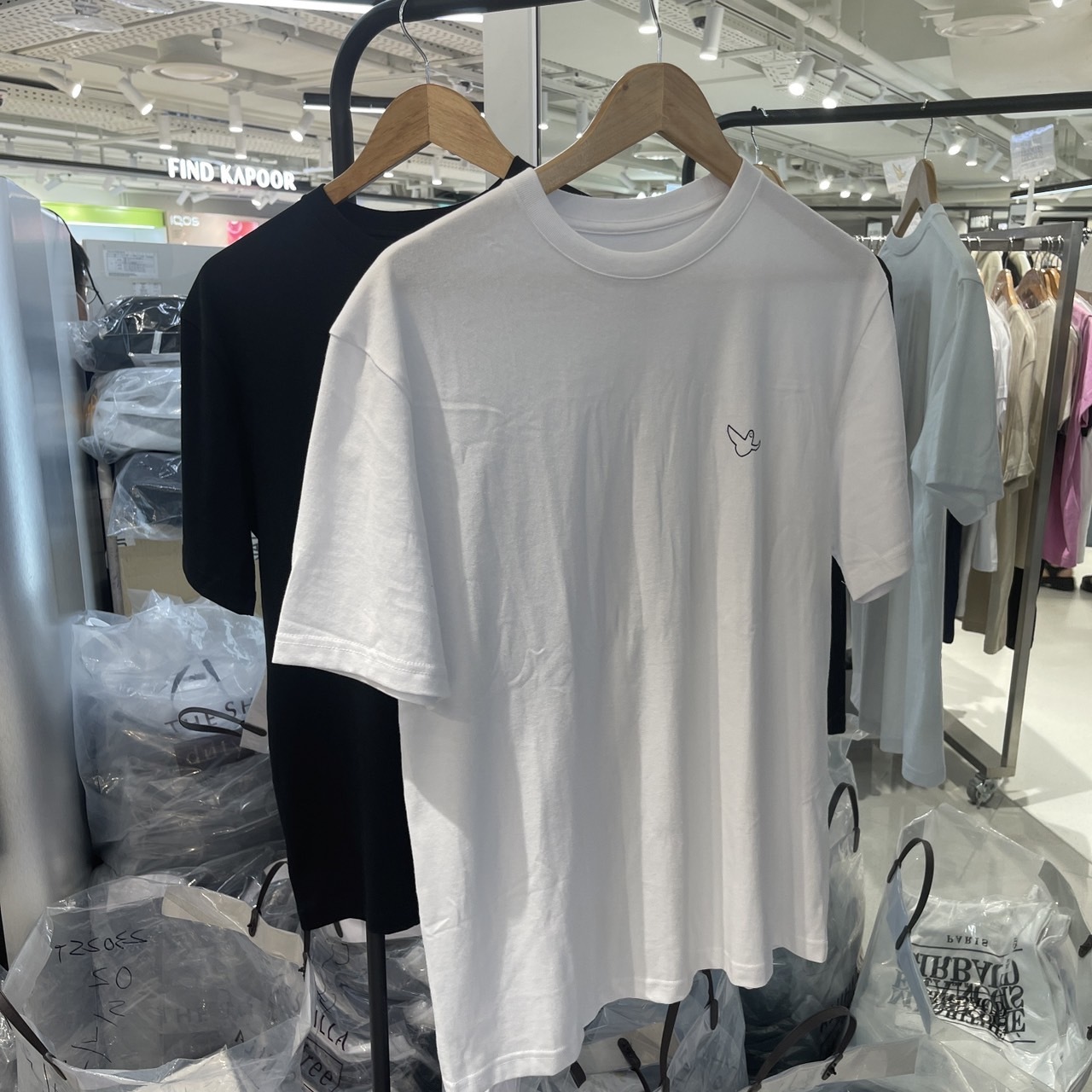 #現貨 WHAT IT ISNT 小天使 最熱賣素踢 1+1黑白組 短踢 短袖上衣