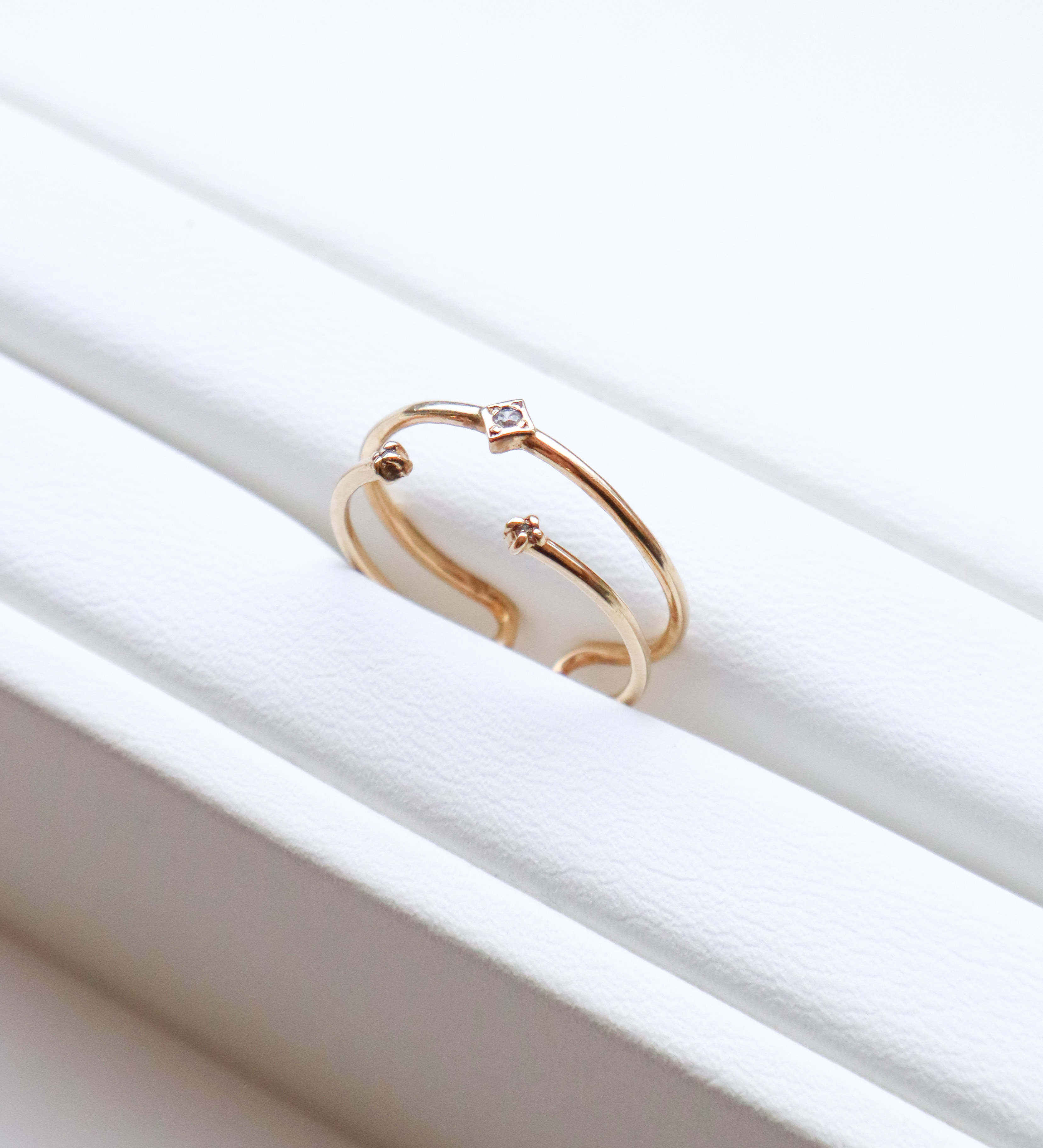 10K/簡約曲線鋯石戒指