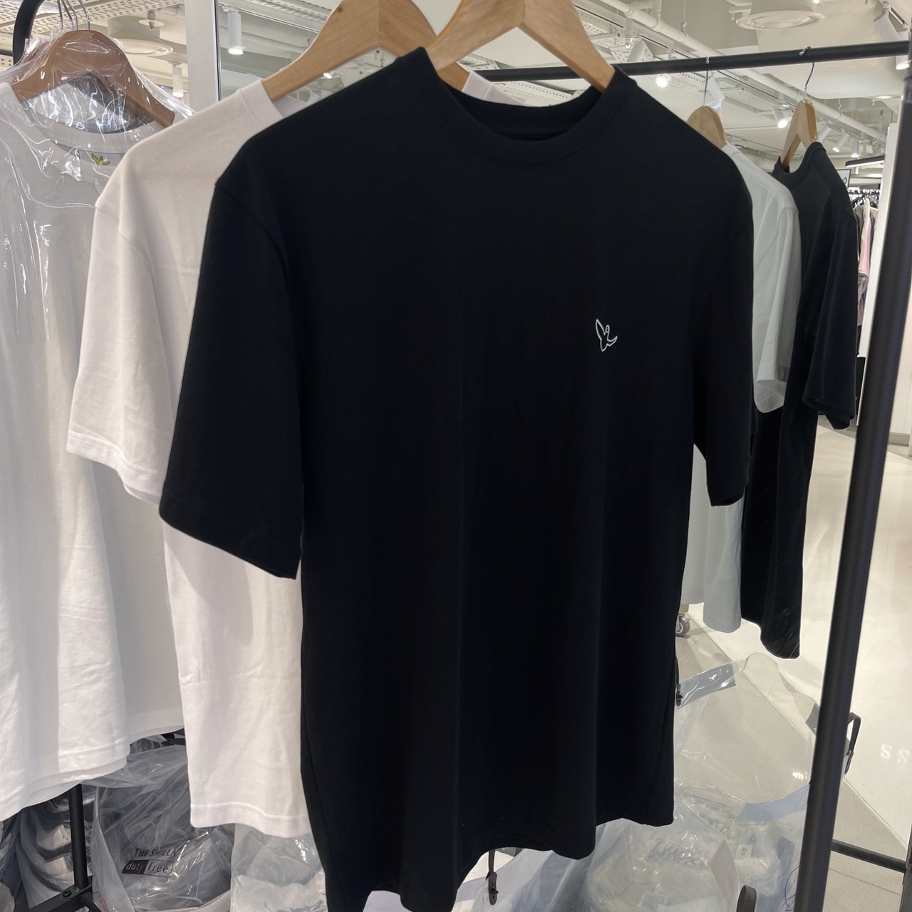 #現貨 WHAT IT ISNT 小天使 最熱賣素踢 1+1黑白組 短踢 短袖上衣