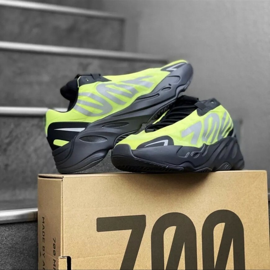 Adidas YEEZY Boost 700 MNVN Phosphor 黑綠 反光 老爹鞋 (FY3727)