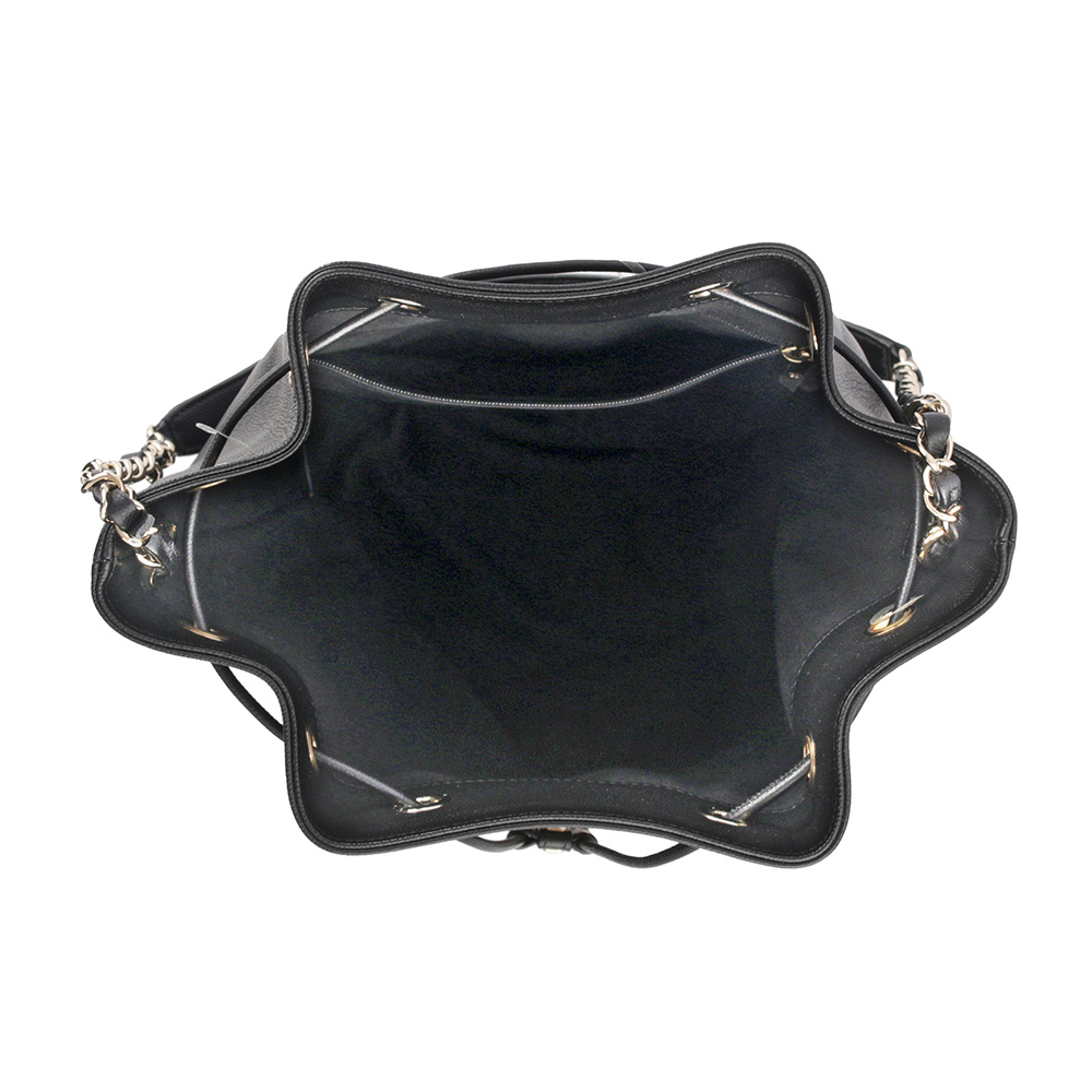 【CHANEL】鉚釘Logo 牛皮束口水桶包(黑色) A57536 B02624 94305