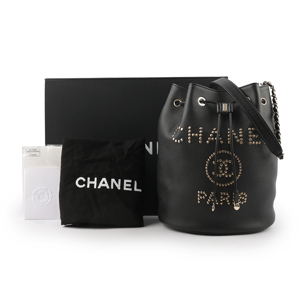 【CHANEL】鉚釘Logo 牛皮束口水桶包(黑色) A57536 B02624 94305