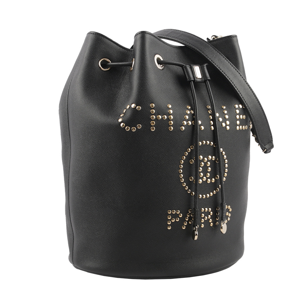 【CHANEL】鉚釘Logo 牛皮束口水桶包(黑色) A57536 B02624 94305