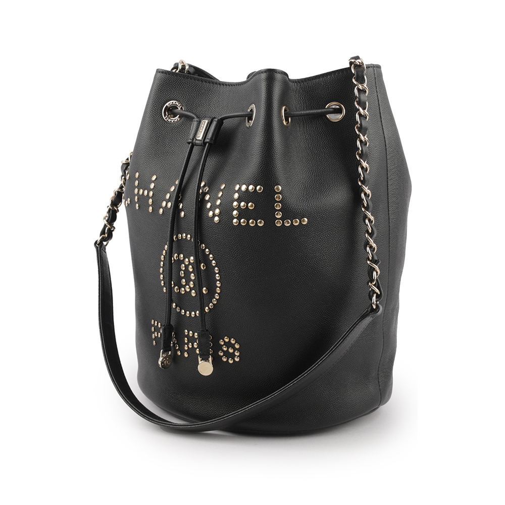 【CHANEL】鉚釘Logo 牛皮束口水桶包(黑色) A57536 B02624 94305