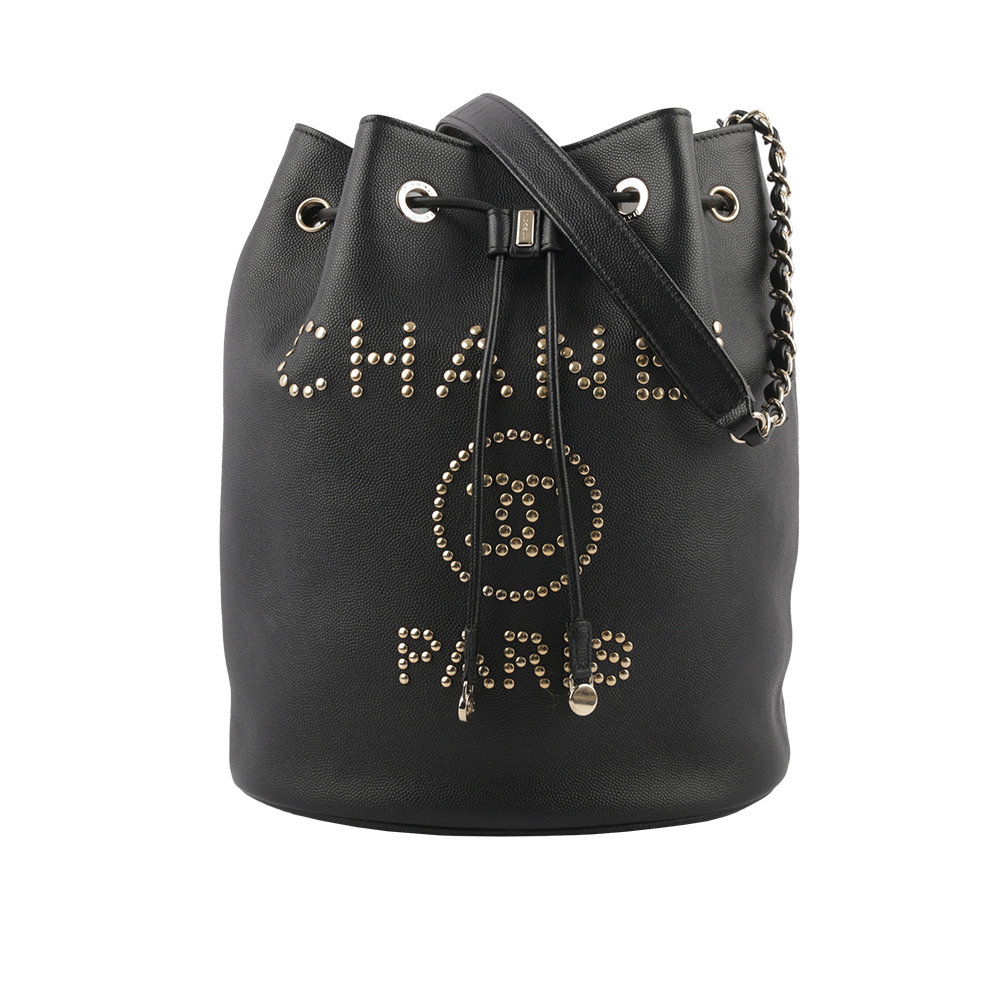 【CHANEL】鉚釘Logo 牛皮束口水桶包(黑色) A57536 B02624 94305