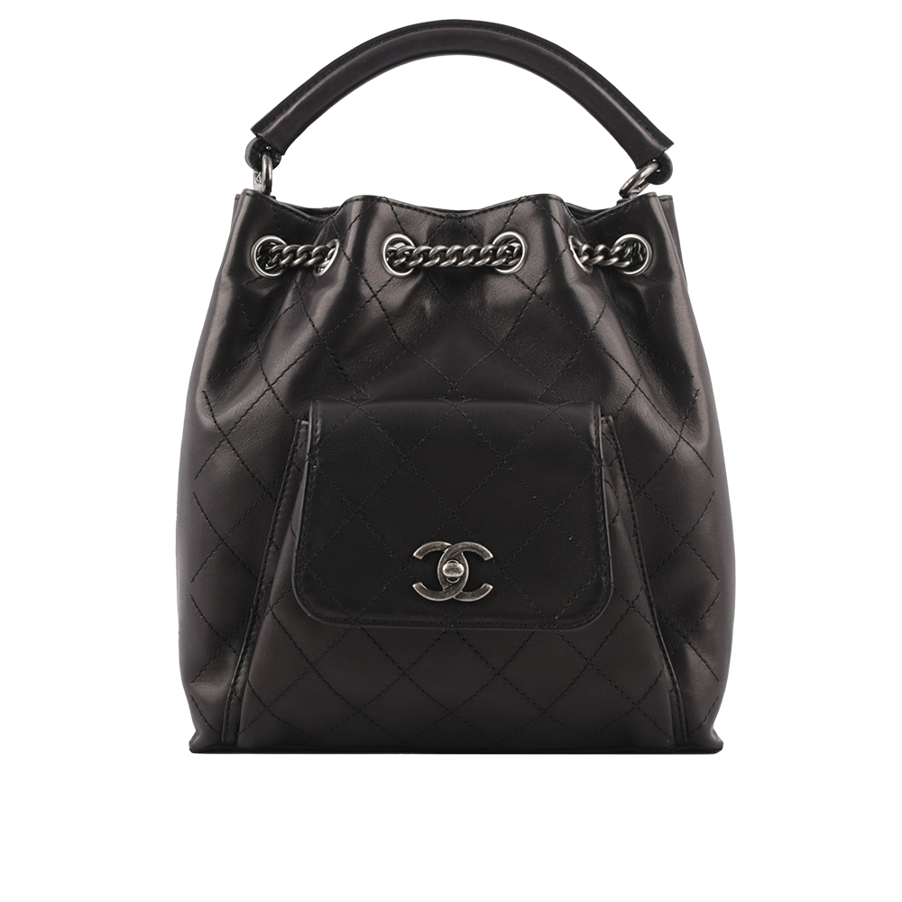 【CHANEL】銀鍊菱格紋小牛皮轉釦口袋水桶後背包(黑色)
