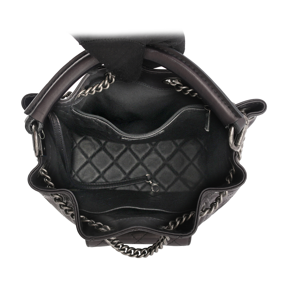 【CHANEL】銀鍊菱格紋小牛皮轉釦口袋水桶後背包(黑色)