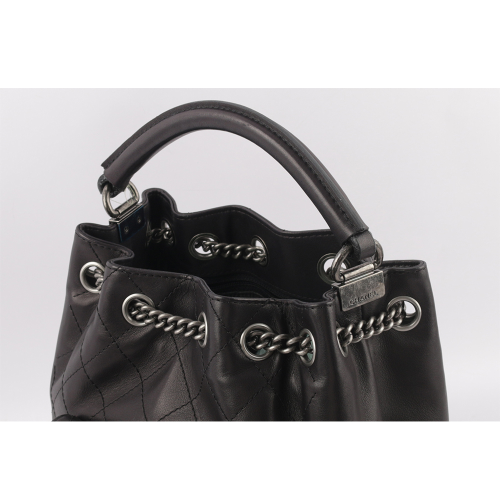 【CHANEL】銀鍊菱格紋小牛皮轉釦口袋水桶後背包(黑色)