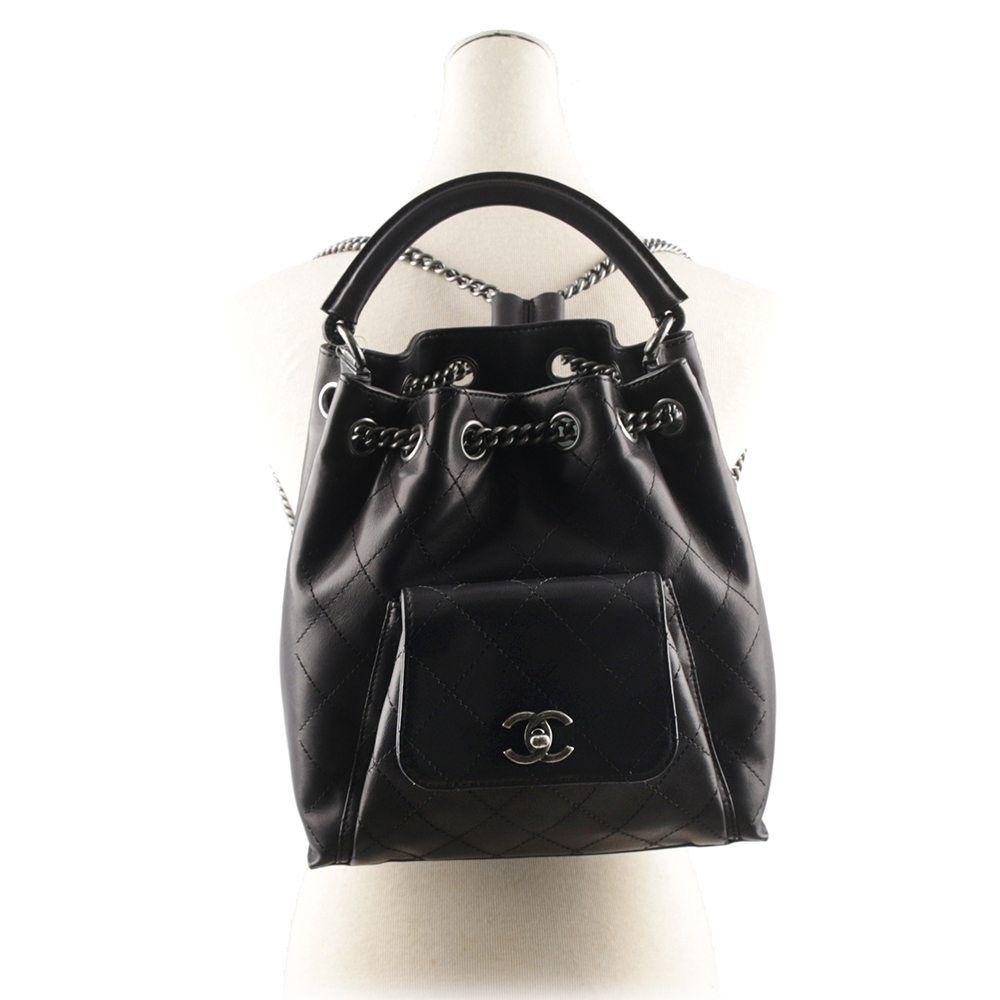 【CHANEL】銀鍊菱格紋小牛皮轉釦口袋水桶後背包(黑色)