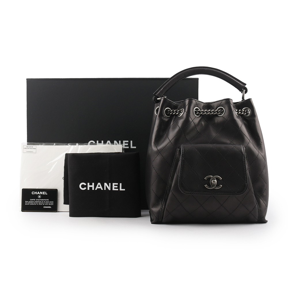 【CHANEL】銀鍊菱格紋小牛皮轉釦口袋水桶後背包(黑色)