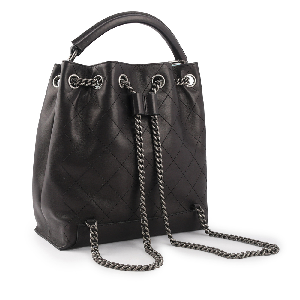 【CHANEL】銀鍊菱格紋小牛皮轉釦口袋水桶後背包(黑色)