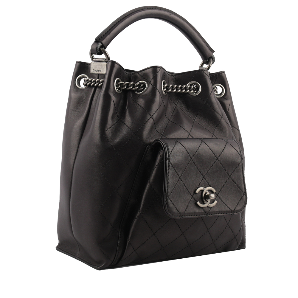 【CHANEL】銀鍊菱格紋小牛皮轉釦口袋水桶後背包(黑色)