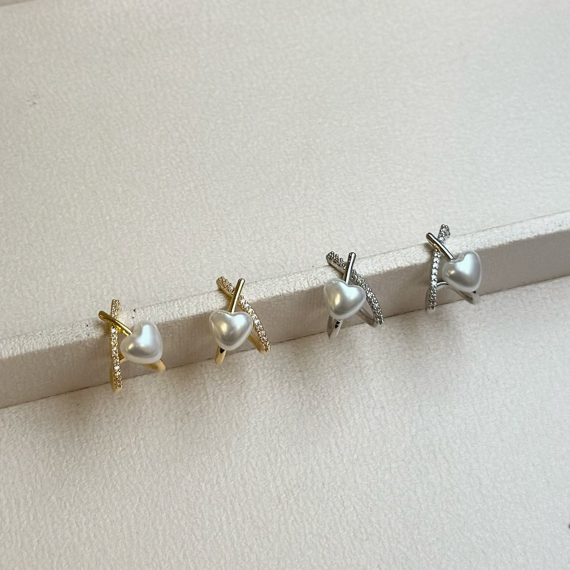 P34不失可愛．排鑽交叉愛心珍珠耳貼