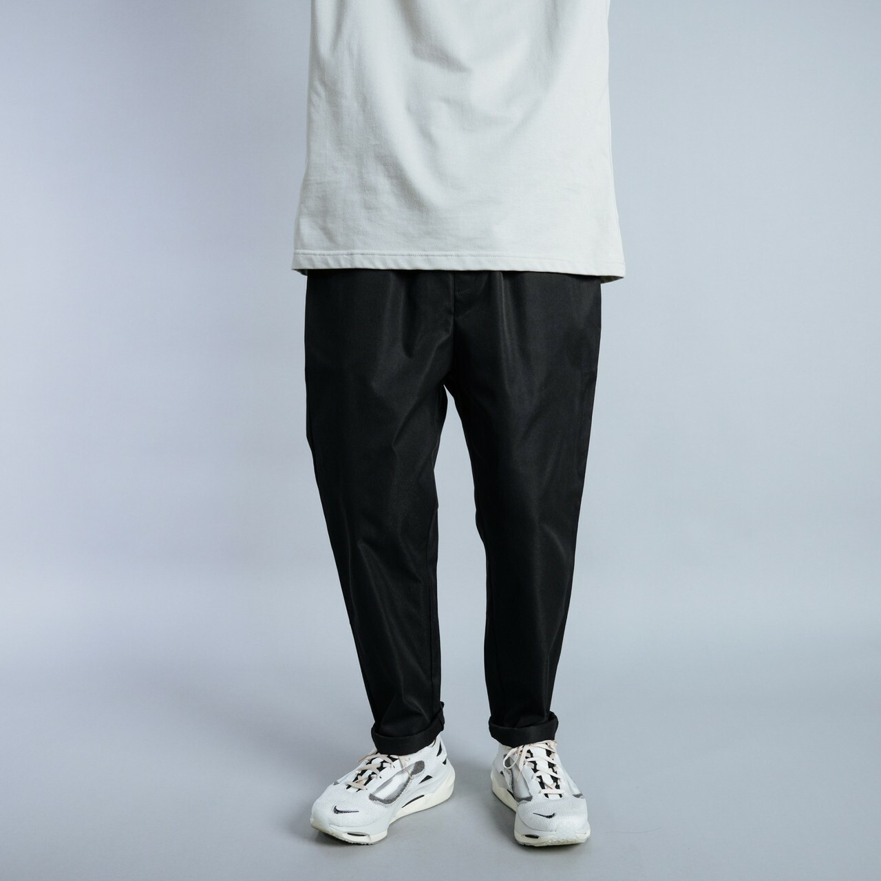 男模穿著寬鬆工裝素面長褲黑色