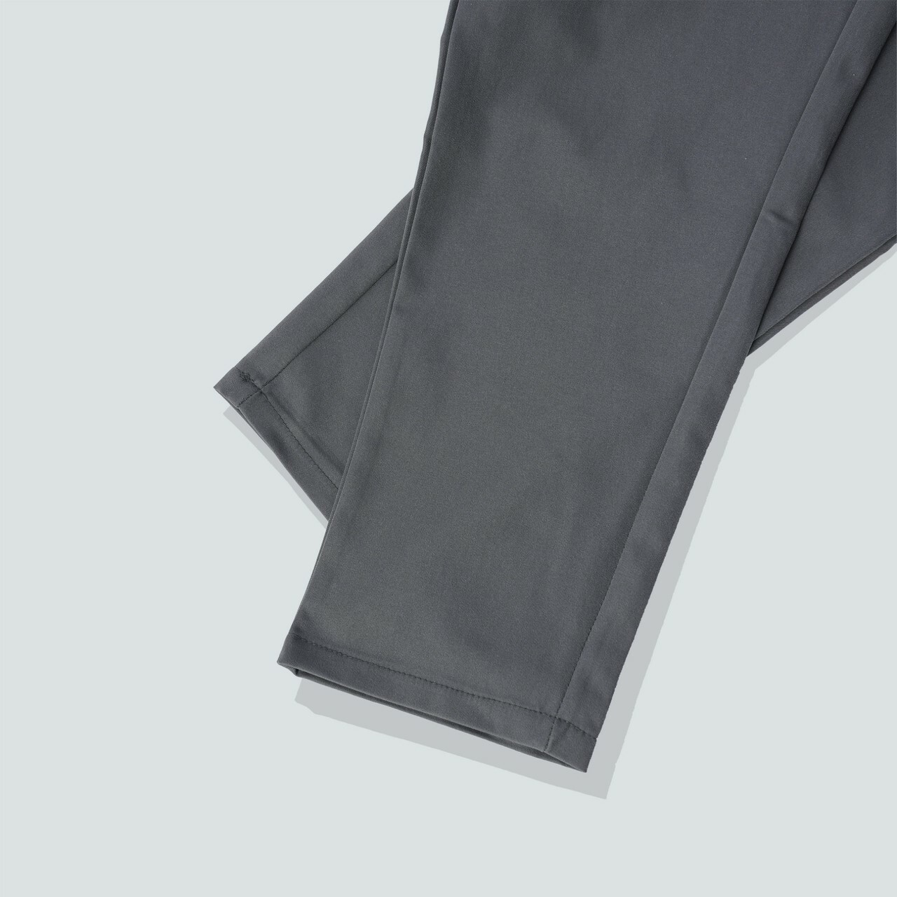 寬鬆工裝素面長褲褲口細節照