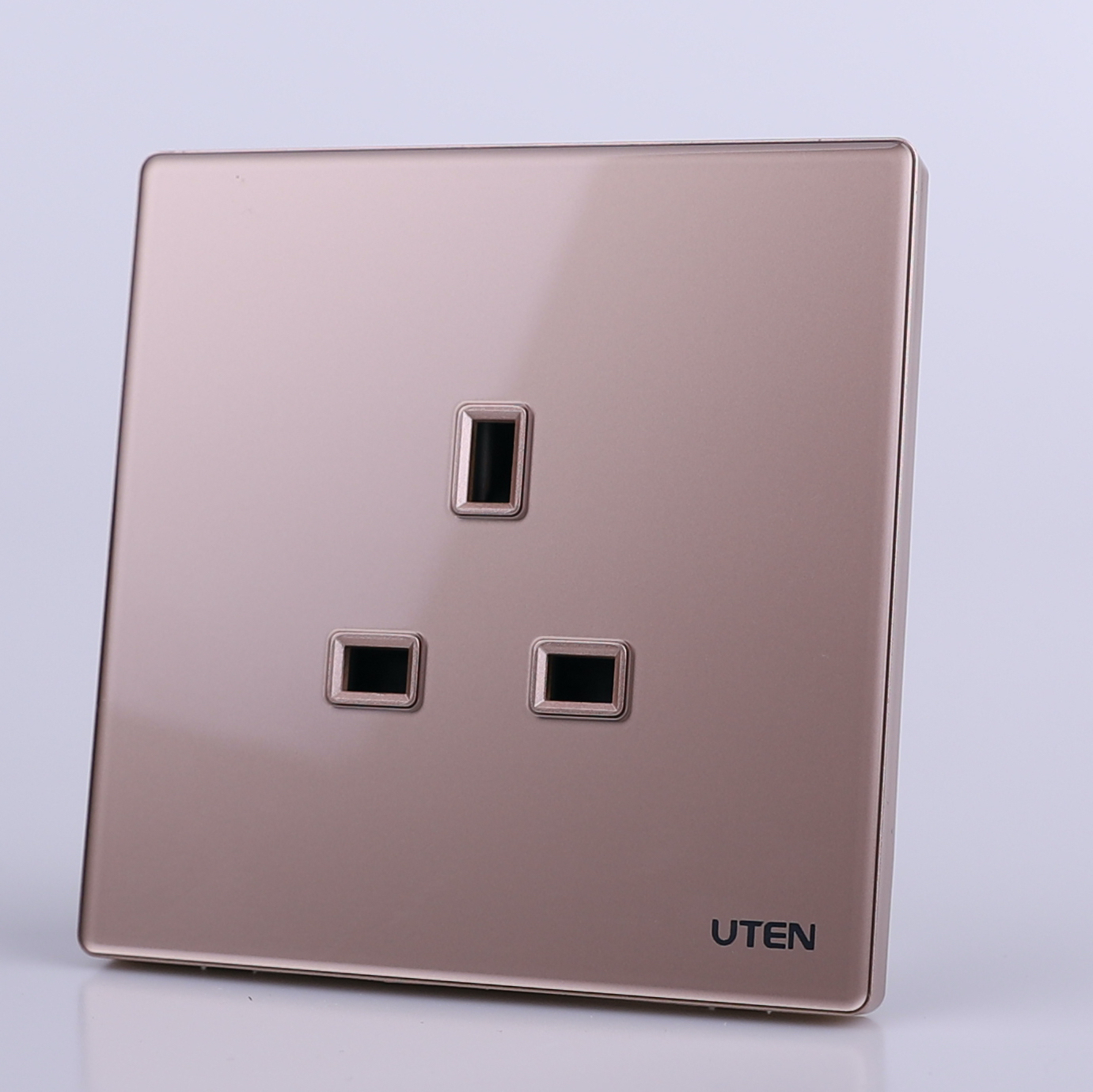 UTEN Z9 13A單位連保護門插座(灰色/金色)