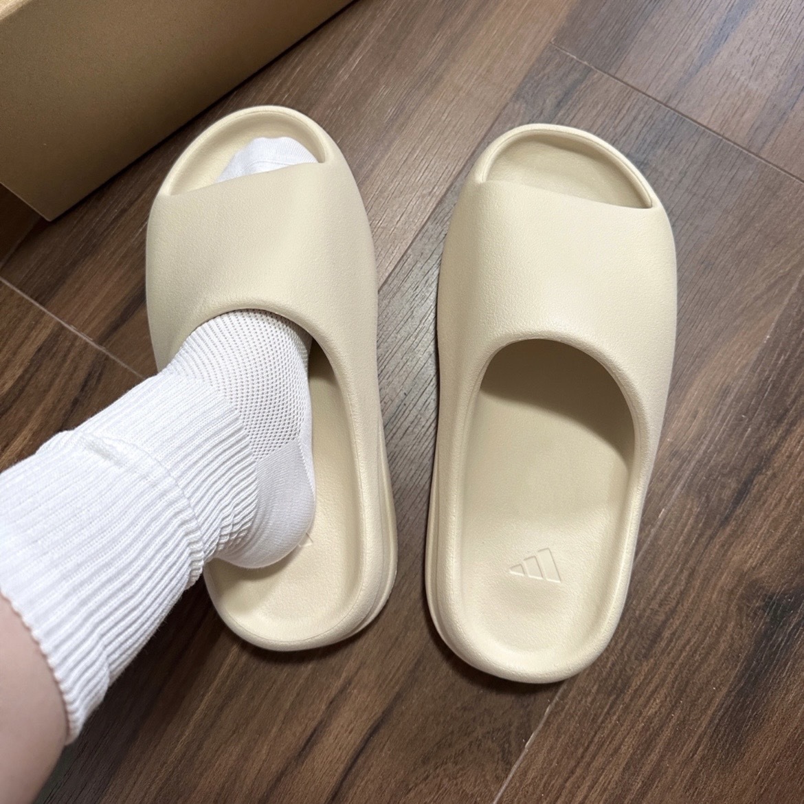 Adidas Yeezy Slide Bone 骨白拖鞋