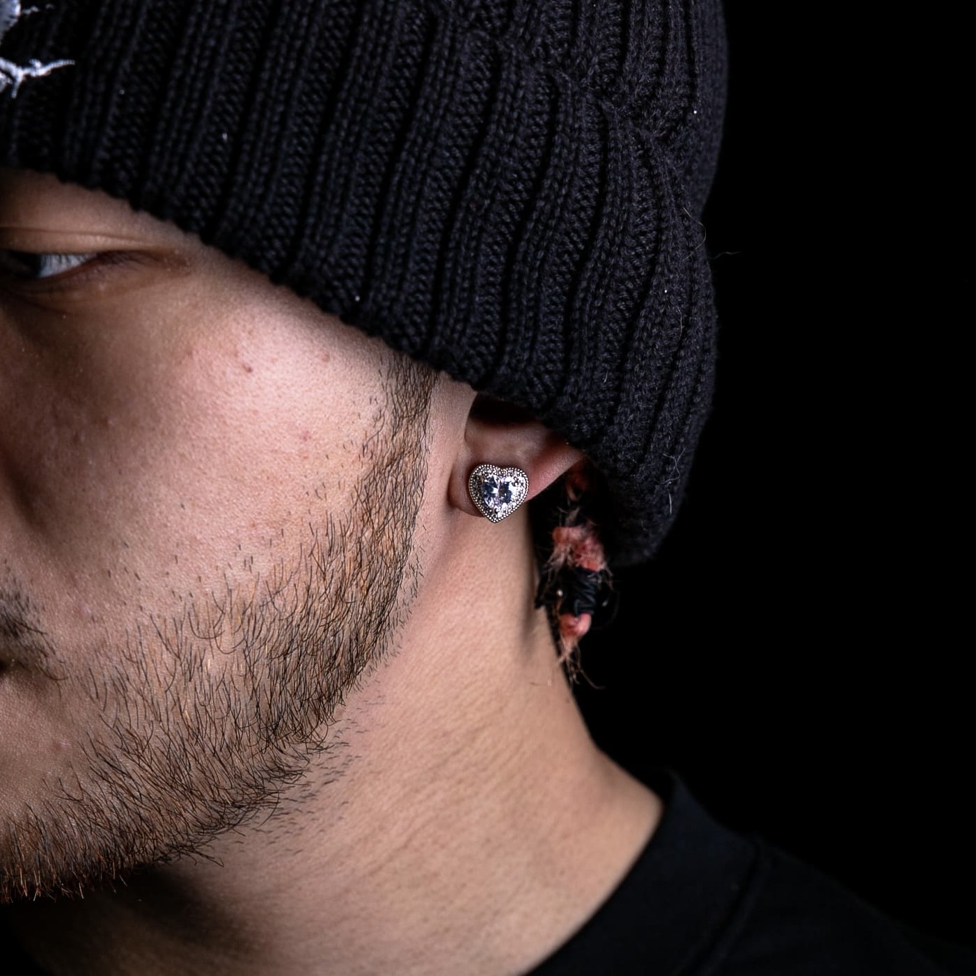 滿鑲愛心寶石耳釘