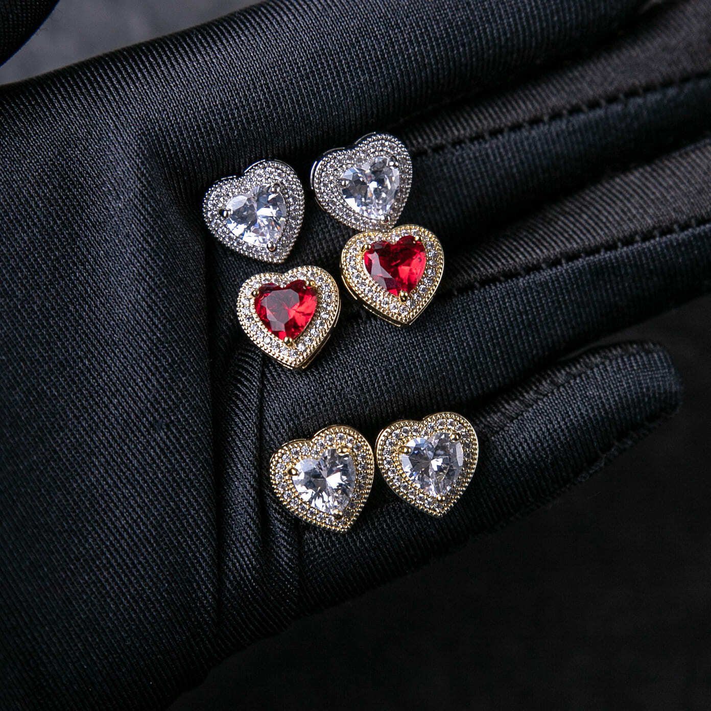 滿鑲愛心寶石耳釘