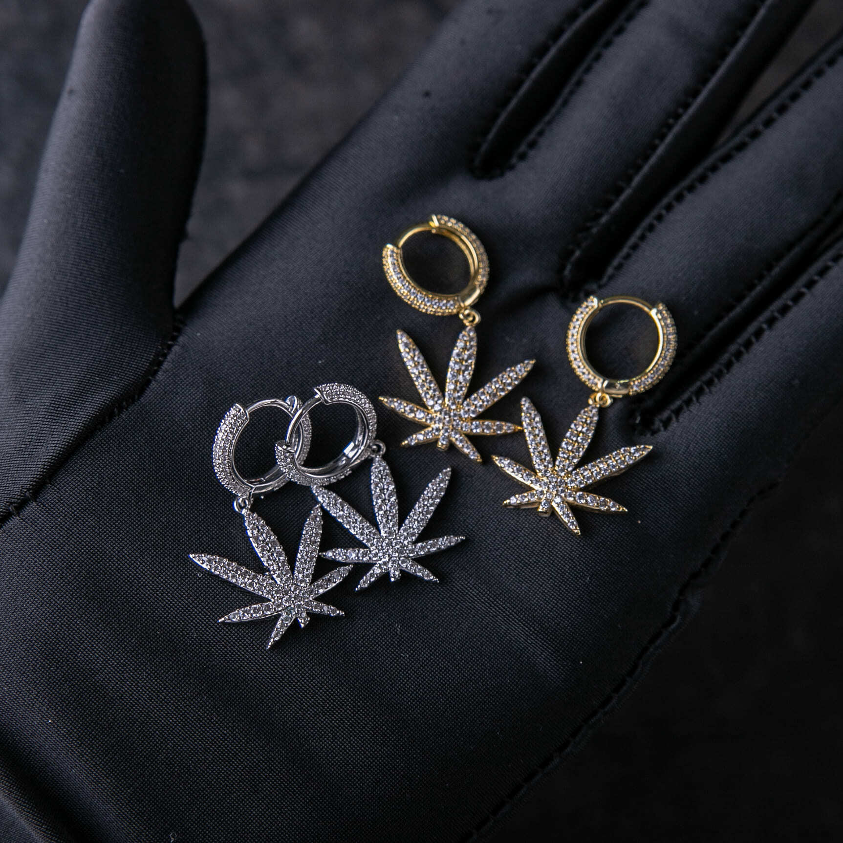 滿鑲大麻葉造型掛墜式耳環