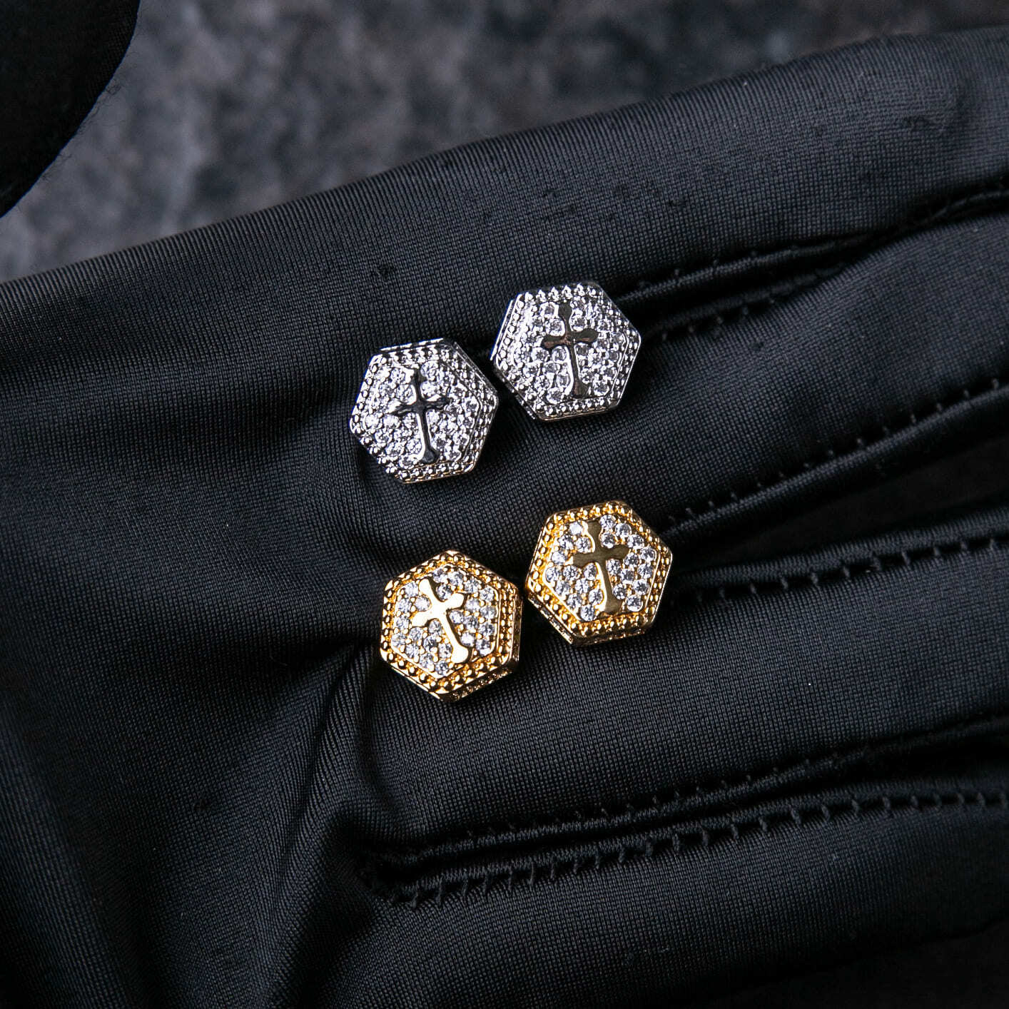 滿鑲六角造型十字架耳釘