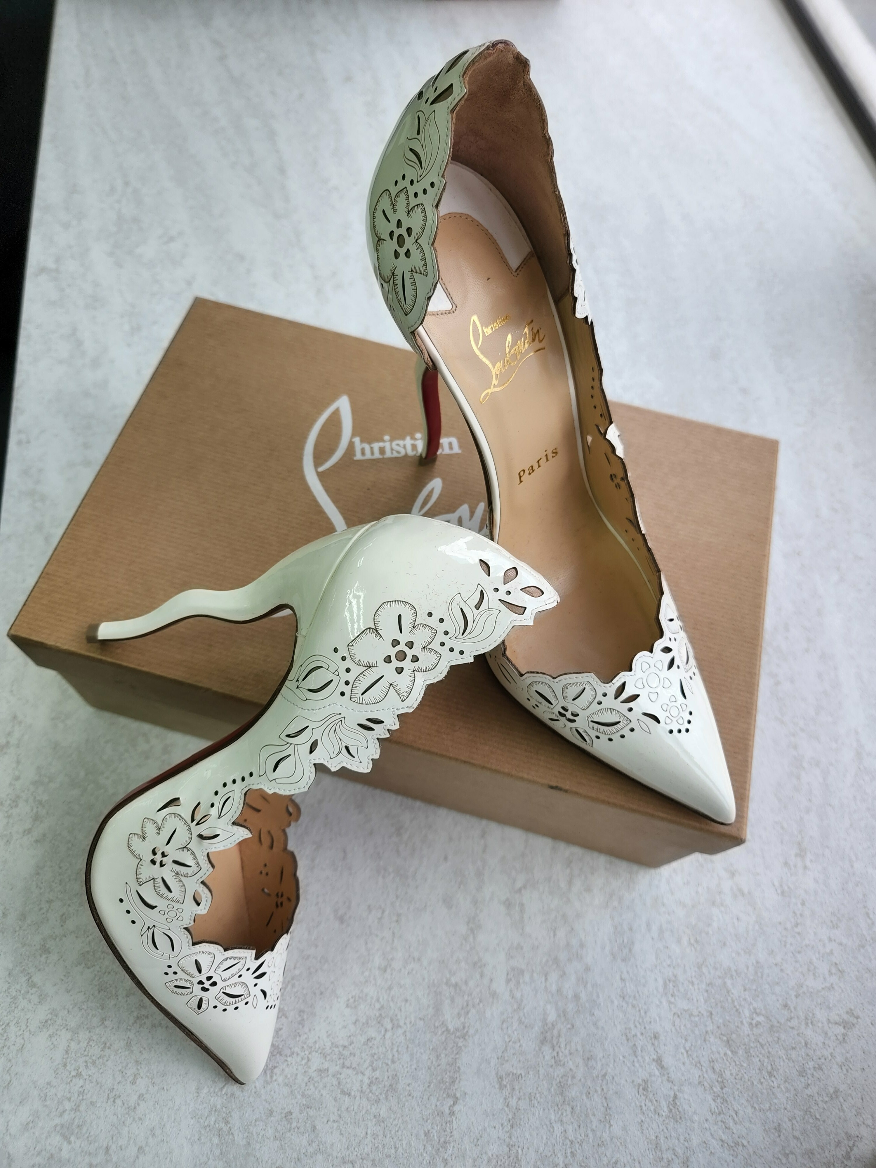 Christian Louboutin白色通花弧跟高跟鞋 - M