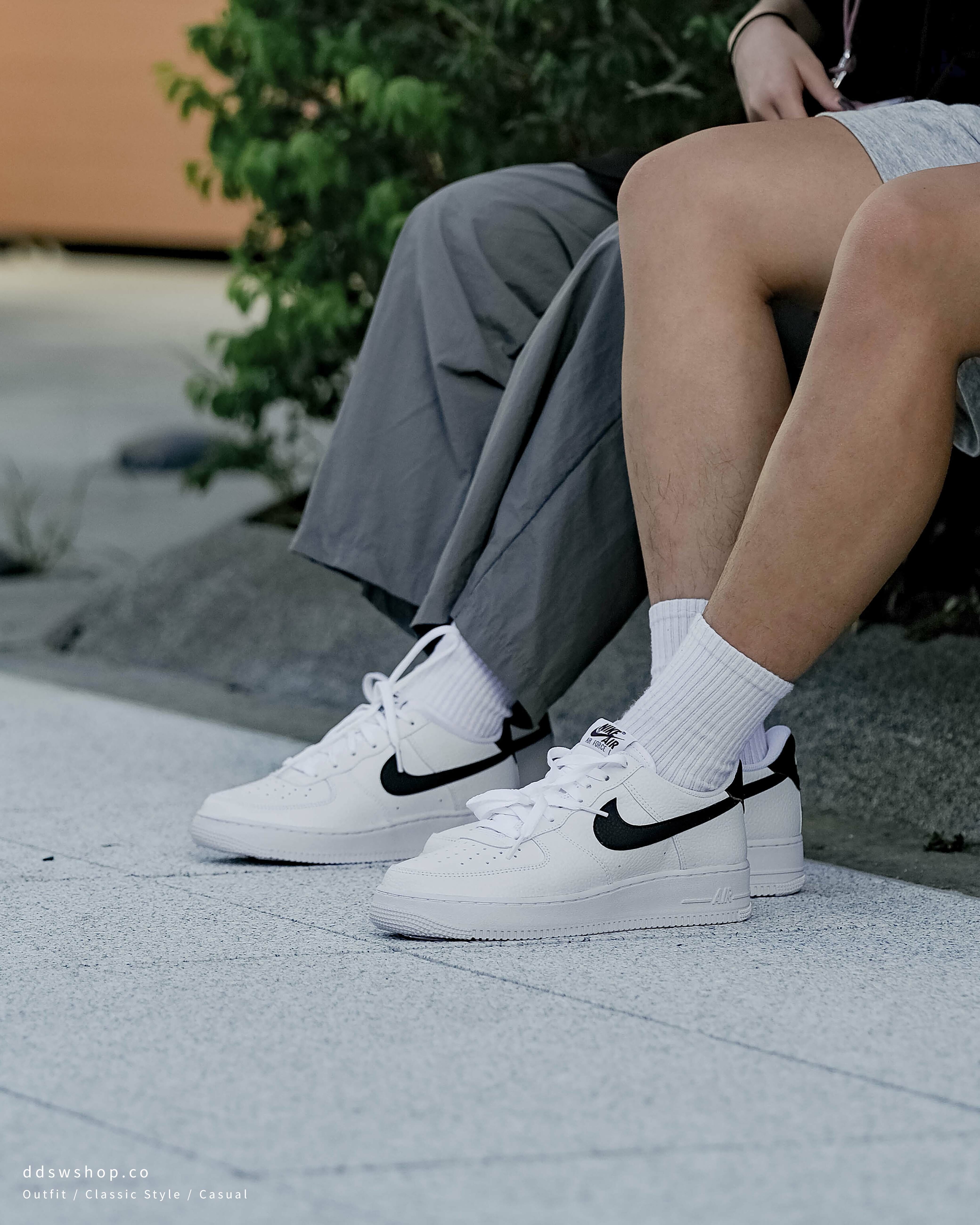 Nike Air Force 1 Low 'White and Black' 黑白荔枝皮黑勾男款大童款