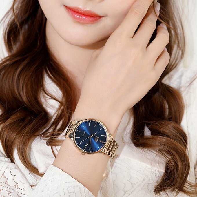 情人節禮物手錶推薦-ERICA凝光系列三針不鏽鋼藍寶石鋼帶錶,女子手腕戴著一只錶藍金色